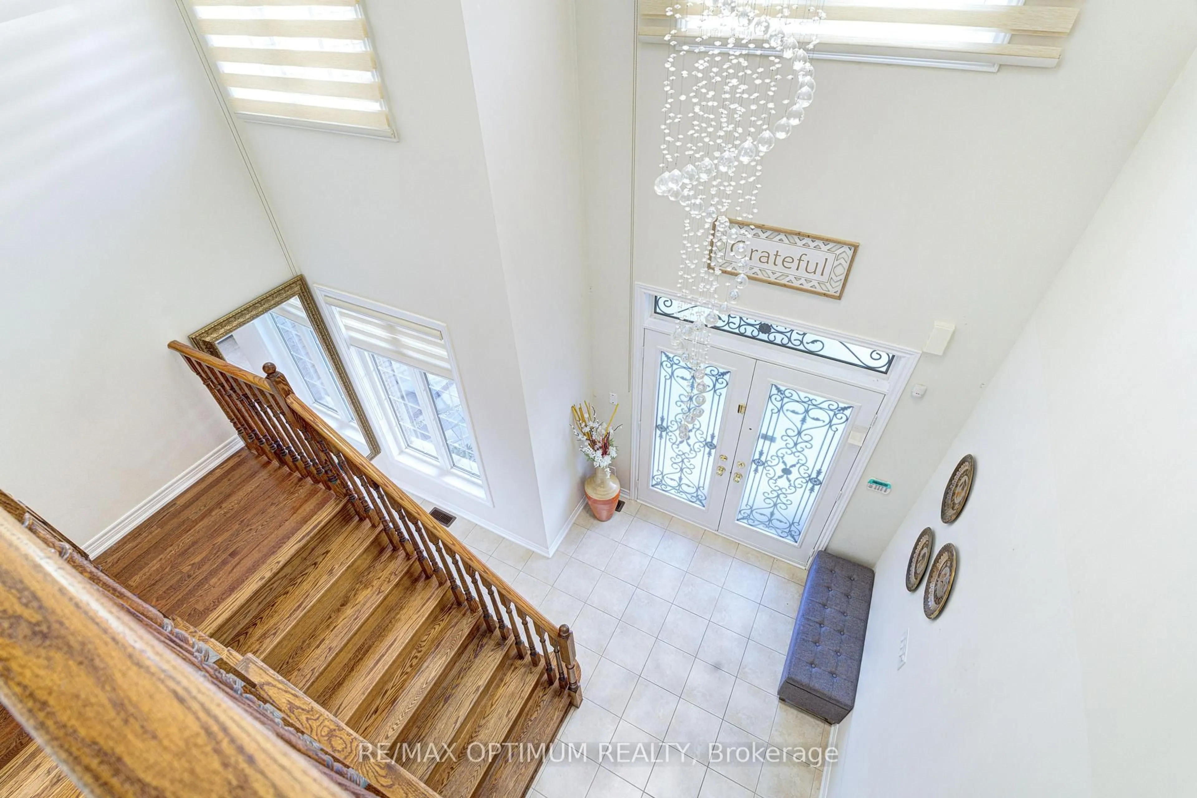 Indoor entryway for 54 Midcrest Circ, Brampton Ontario L6Y 0W5