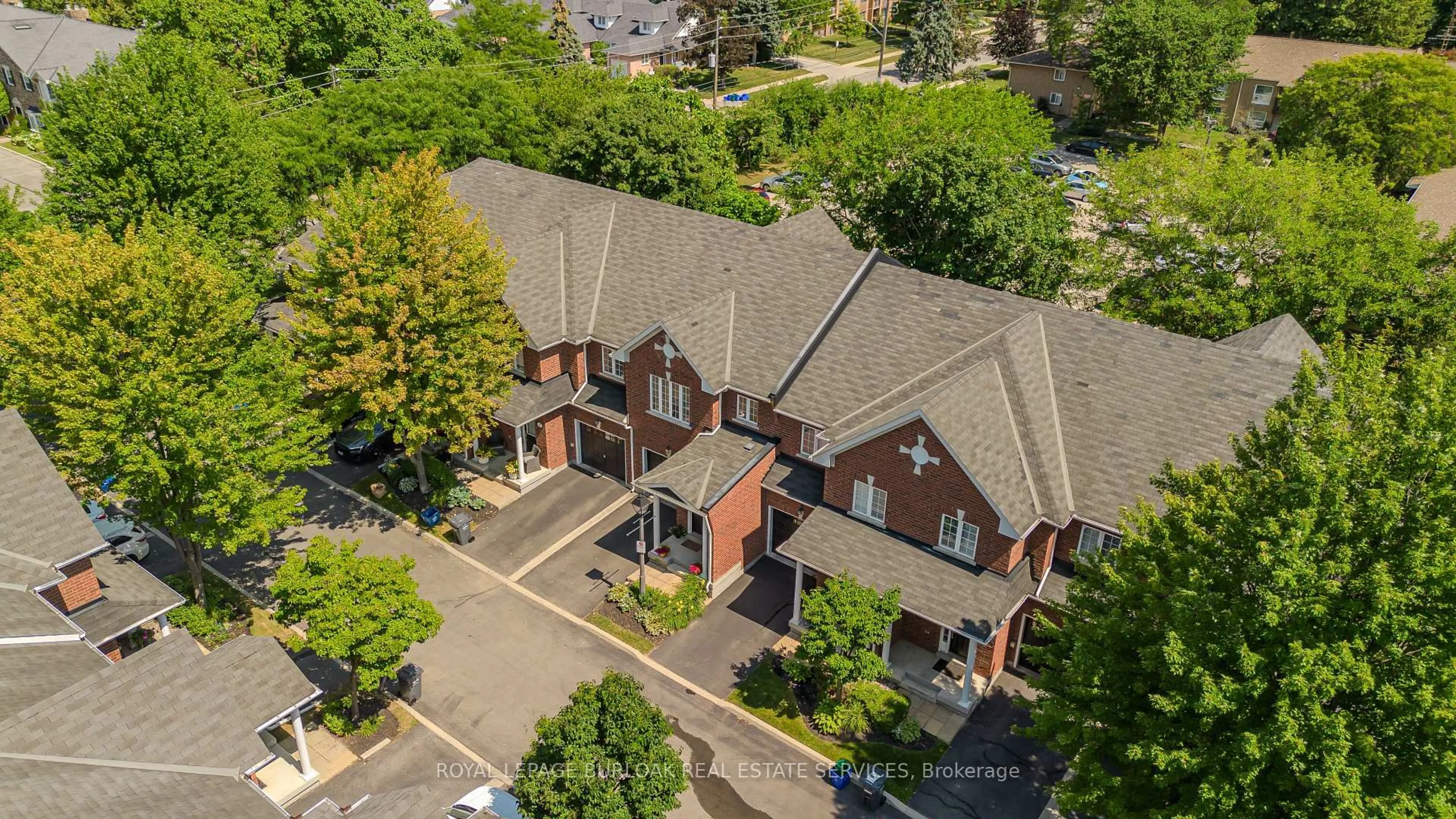 A pic from outside/outdoor area/front of a property/back of a property/a pic from drone, street for 2410 Woodward Ave #4, Burlington Ontario L7R 1T9