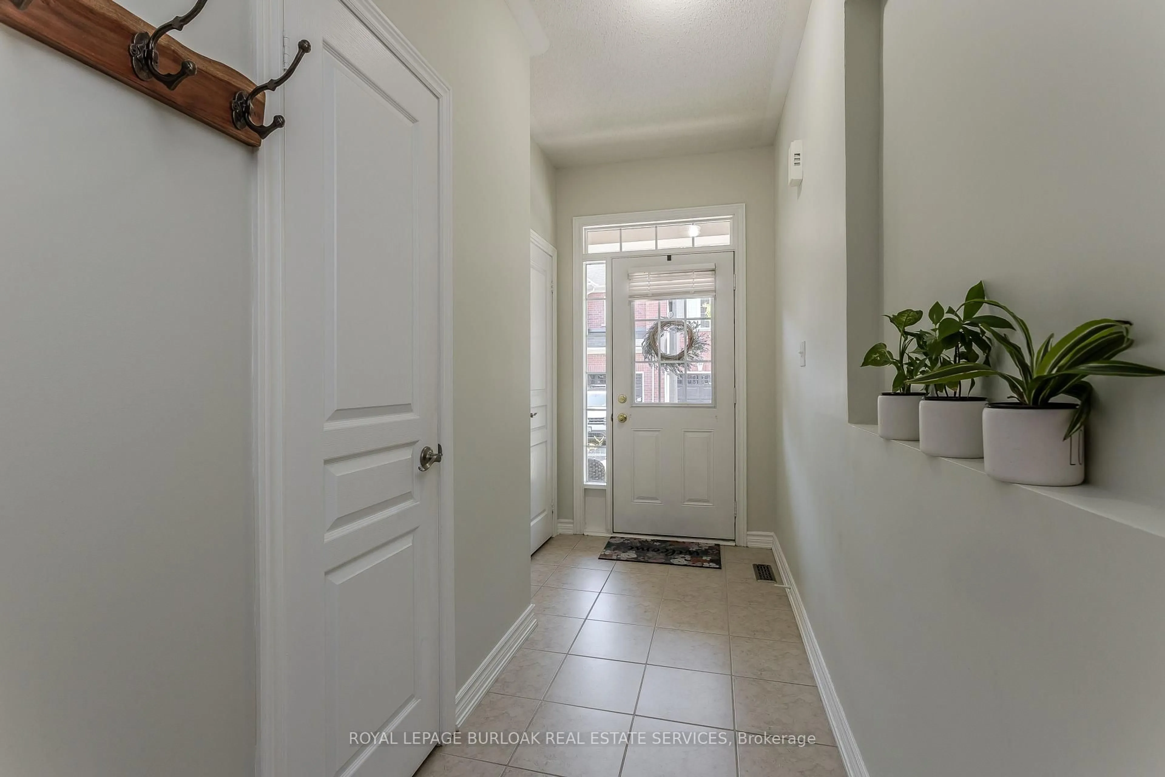 Indoor entryway for 2410 Woodward Ave #4, Burlington Ontario L7R 1T9