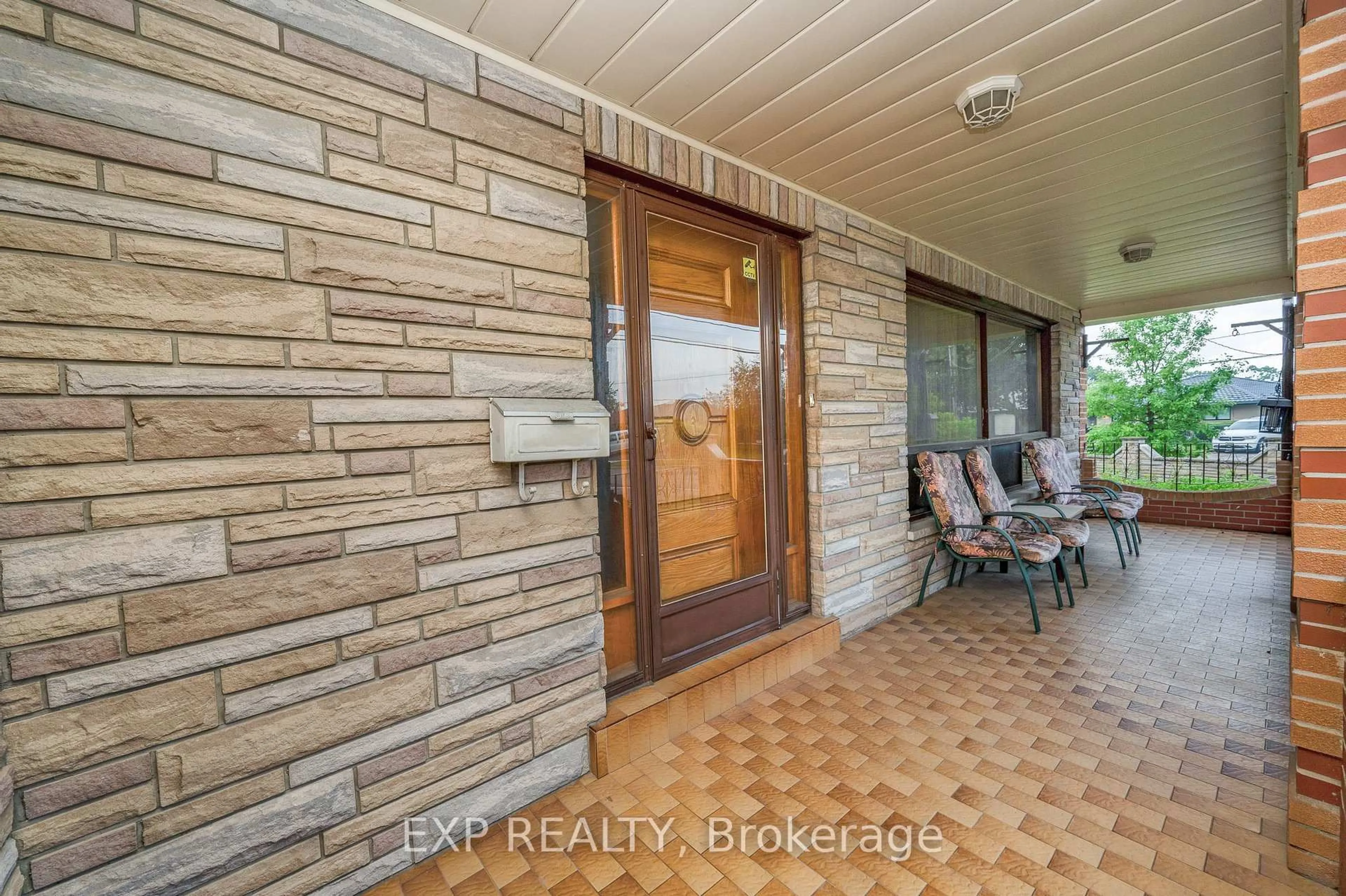 Indoor entryway for 52 Storer Dr, Toronto Ontario M9M 1X5