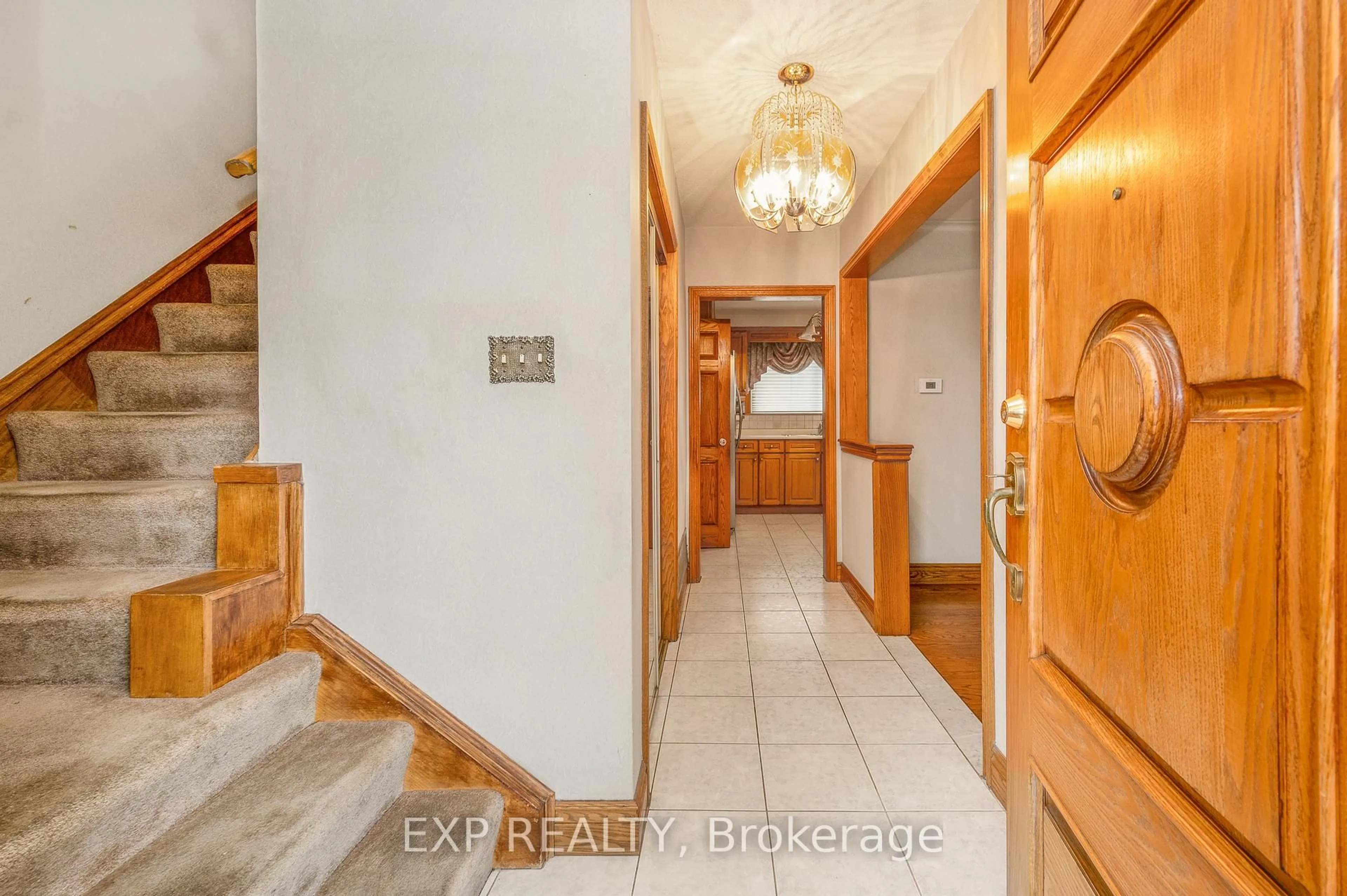 Indoor entryway for 52 Storer Dr, Toronto Ontario M9M 1X5