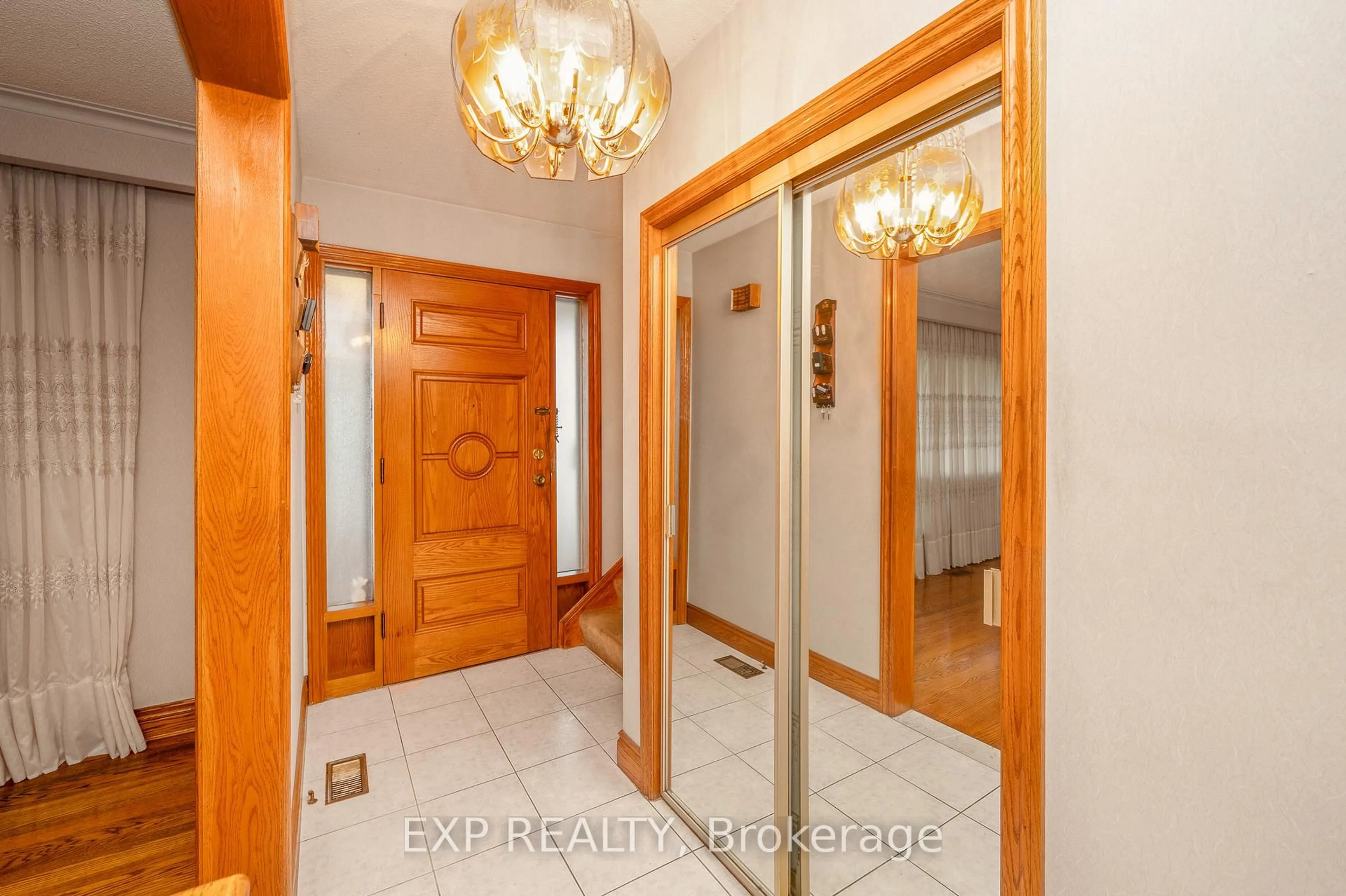 Indoor entryway for 52 Storer Dr, Toronto Ontario M9M 1X5