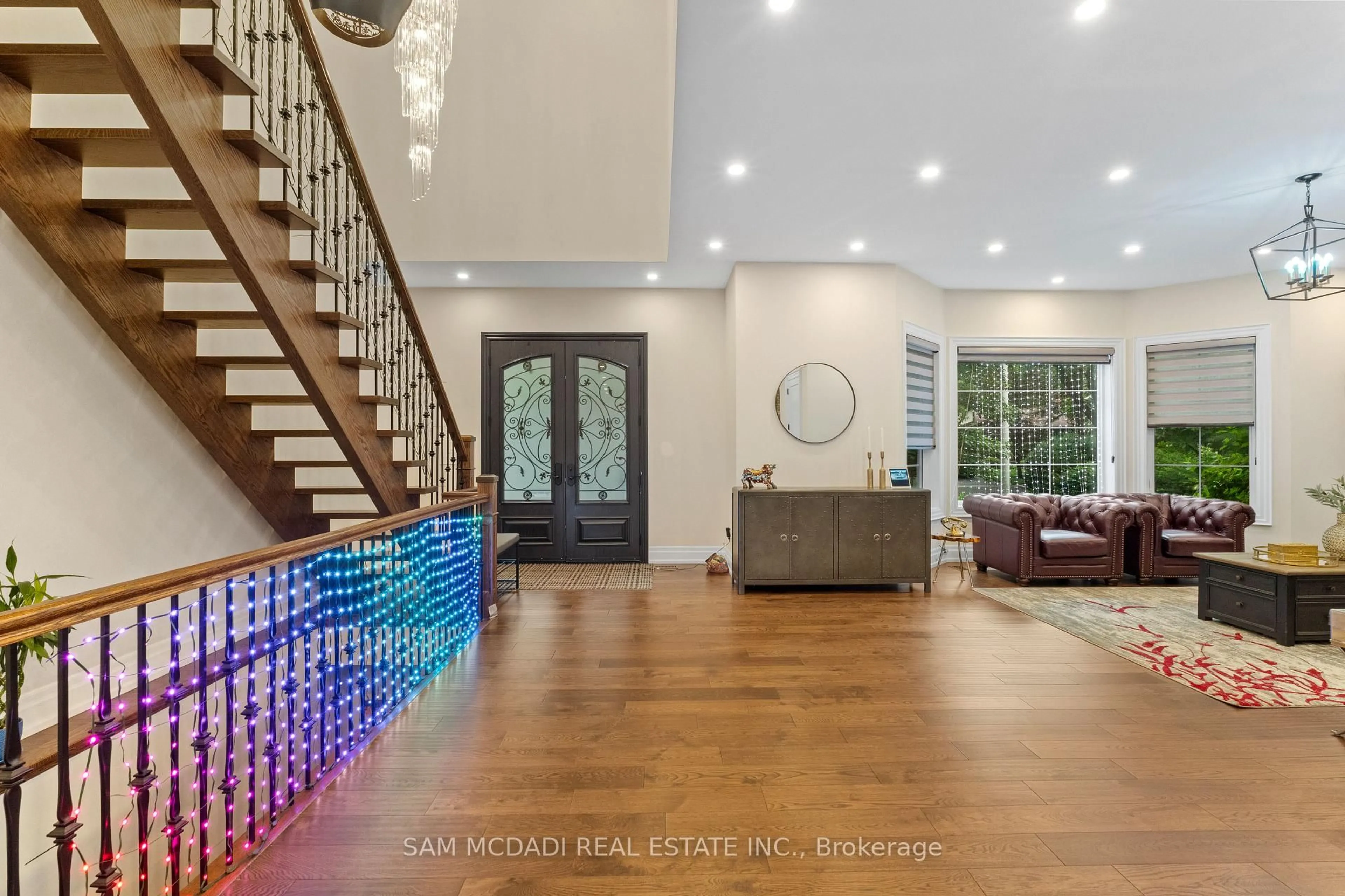 Indoor foyer for 834 Edistel Cres, Mississauga Ontario L5H 1T4