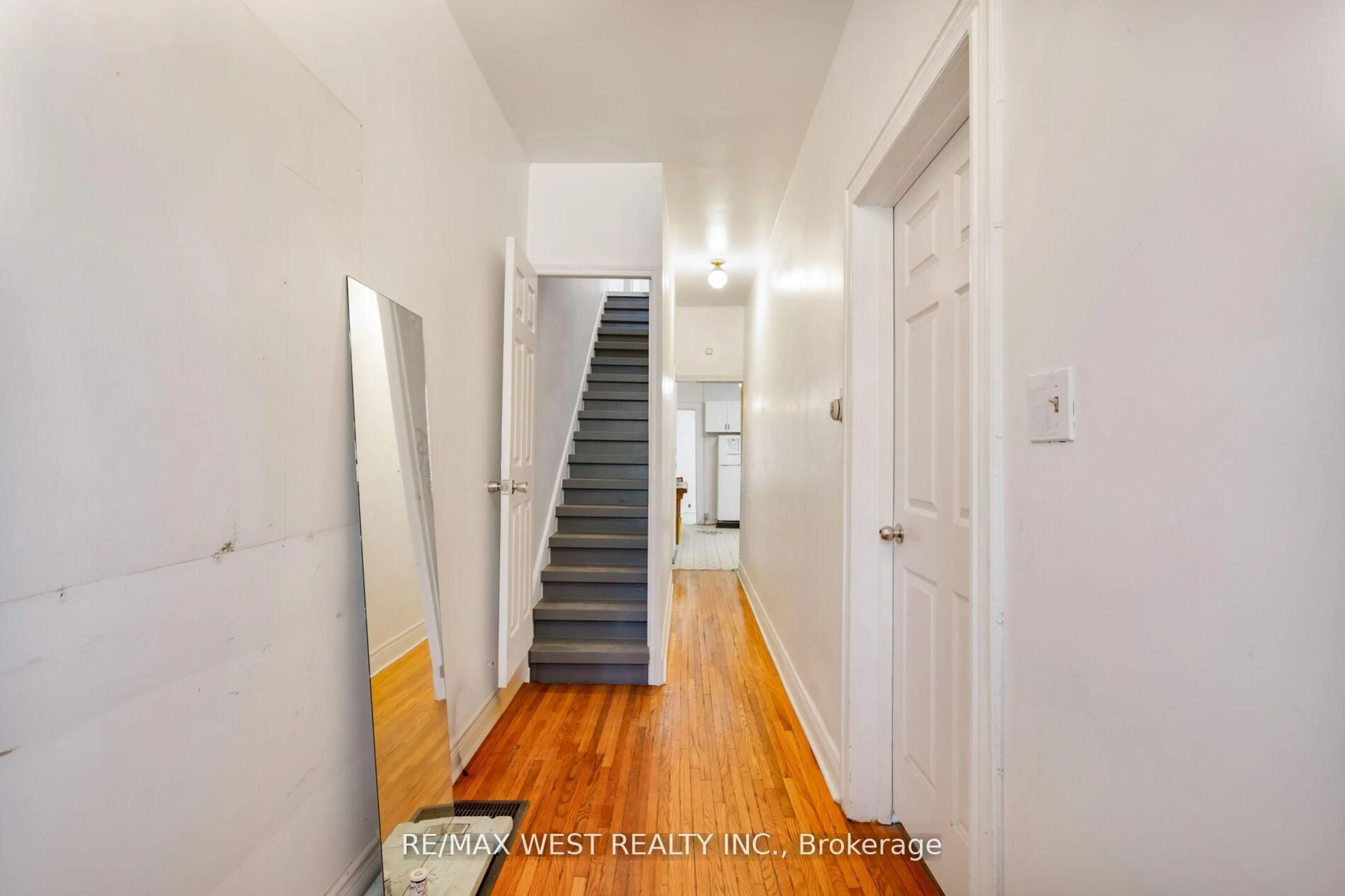 Indoor entryway for 39 Noble St, Toronto Ontario M6K 2C7