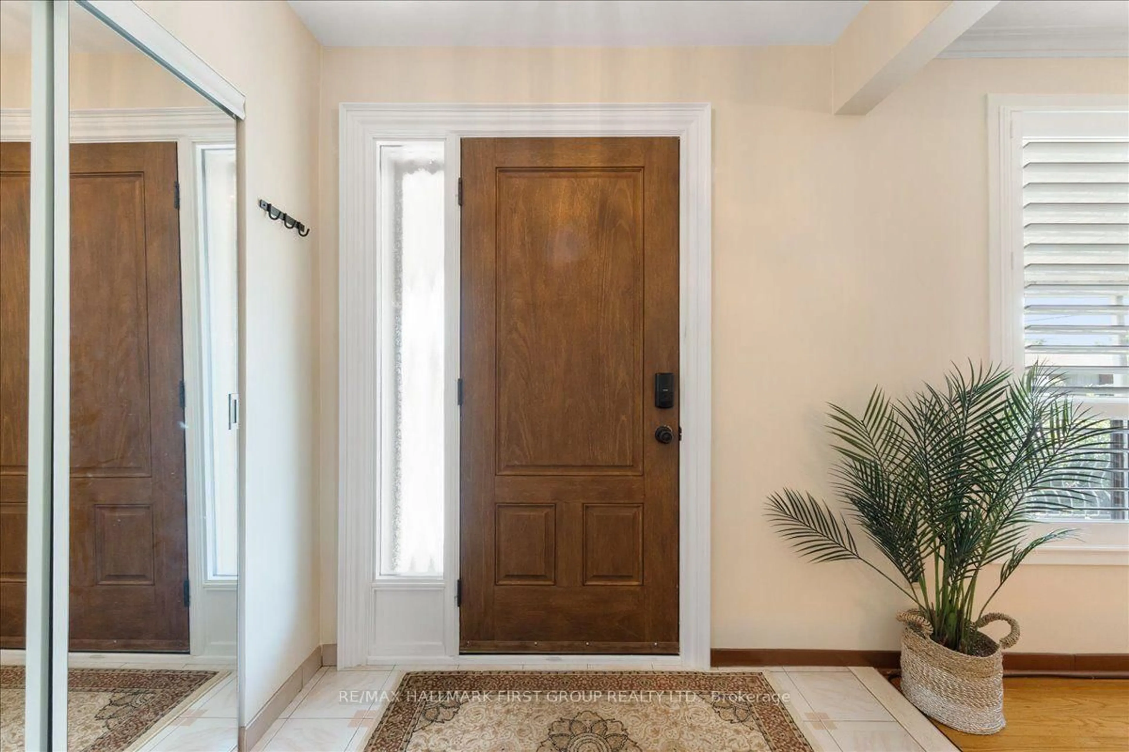 Indoor entryway for 40 Cherrylawn Ave, Toronto Ontario M9L 2B4