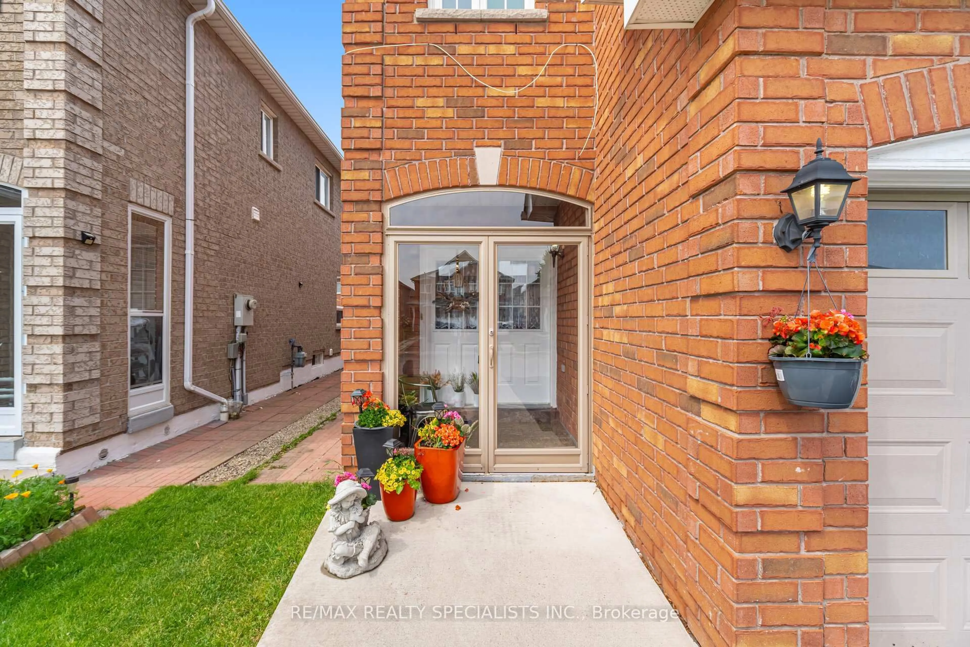 Home with brick exterior material, street for 5642 Armando Ave, Mississauga Ontario L5V 3A8