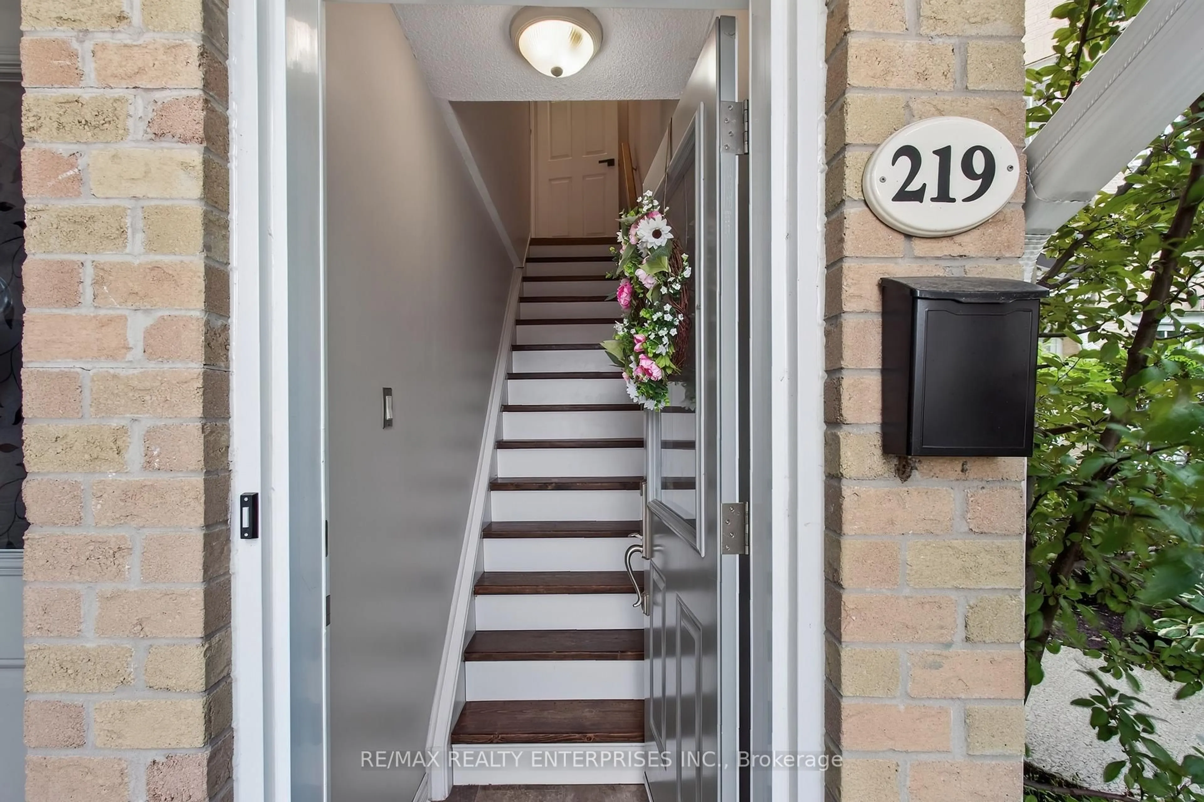 Indoor entryway for 2110 Cleaver Ave #219, Burlington Ontario L7M 3Z4