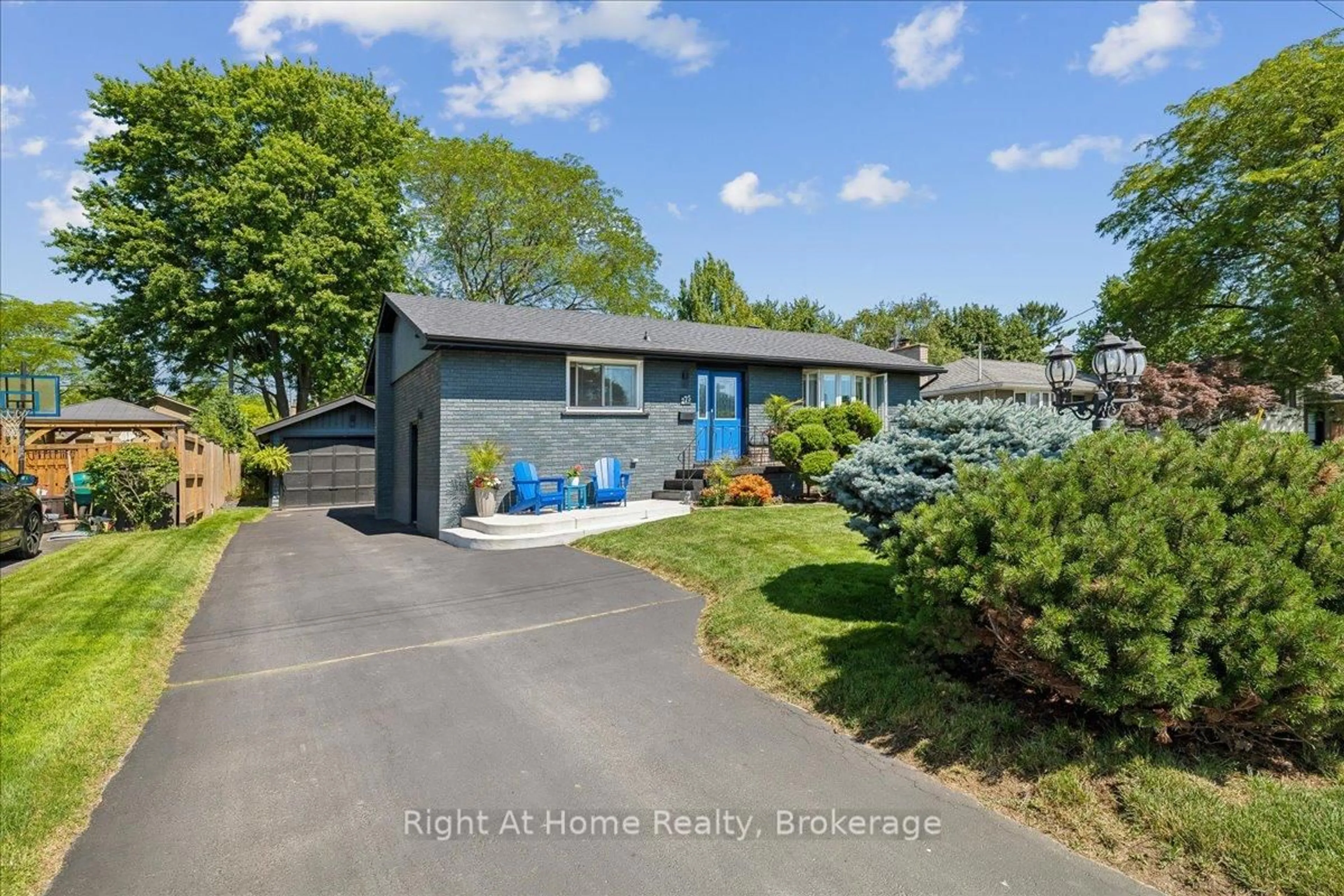 A pic from outside/outdoor area/front of a property/back of a property/a pic from drone, street for 275 Kent Cres, Burlington Ontario L7L 4T2