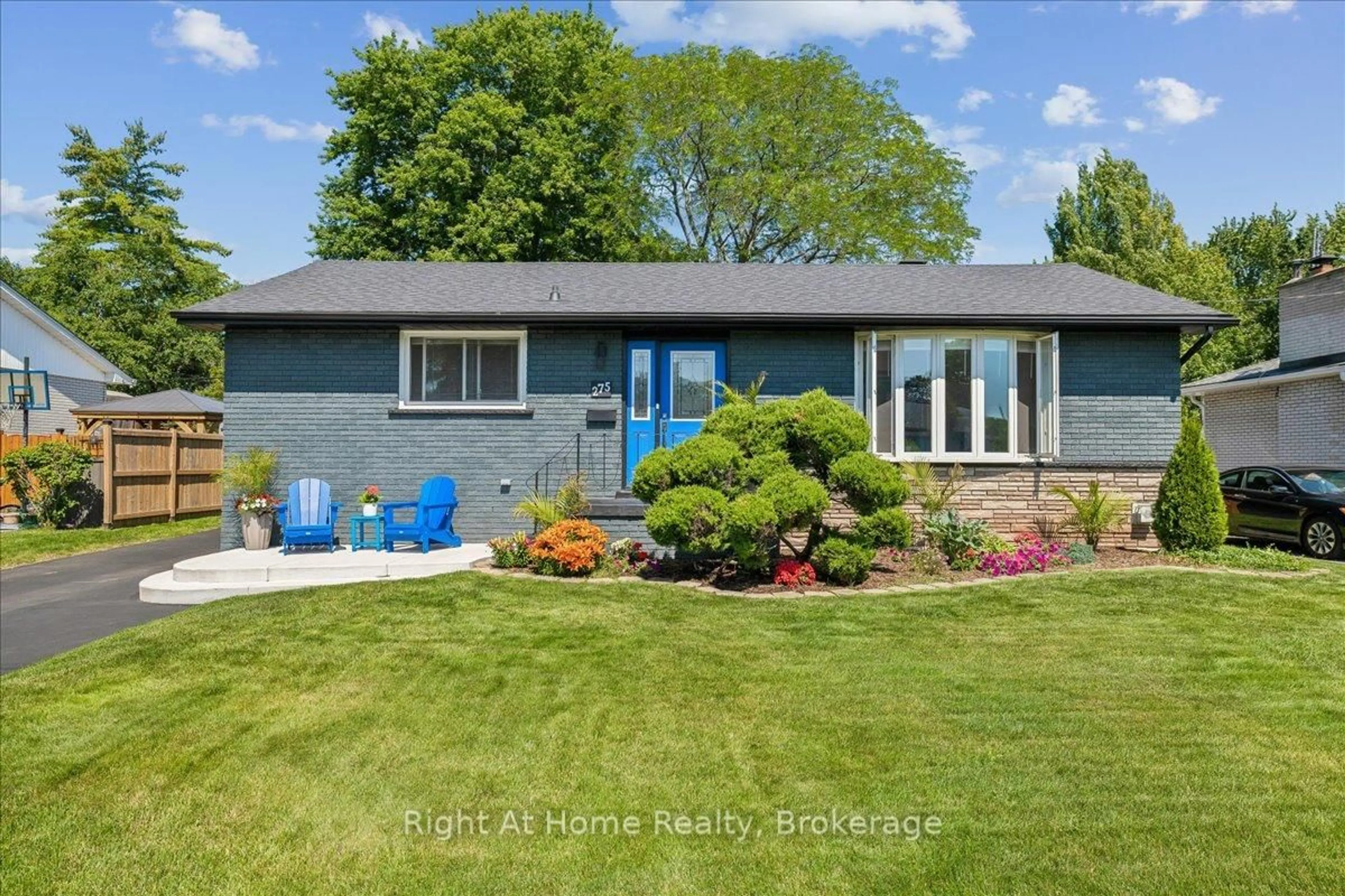 Home with vinyl exterior material, water/lake/river/ocean view for 275 Kent Cres, Burlington Ontario L7L 4T2