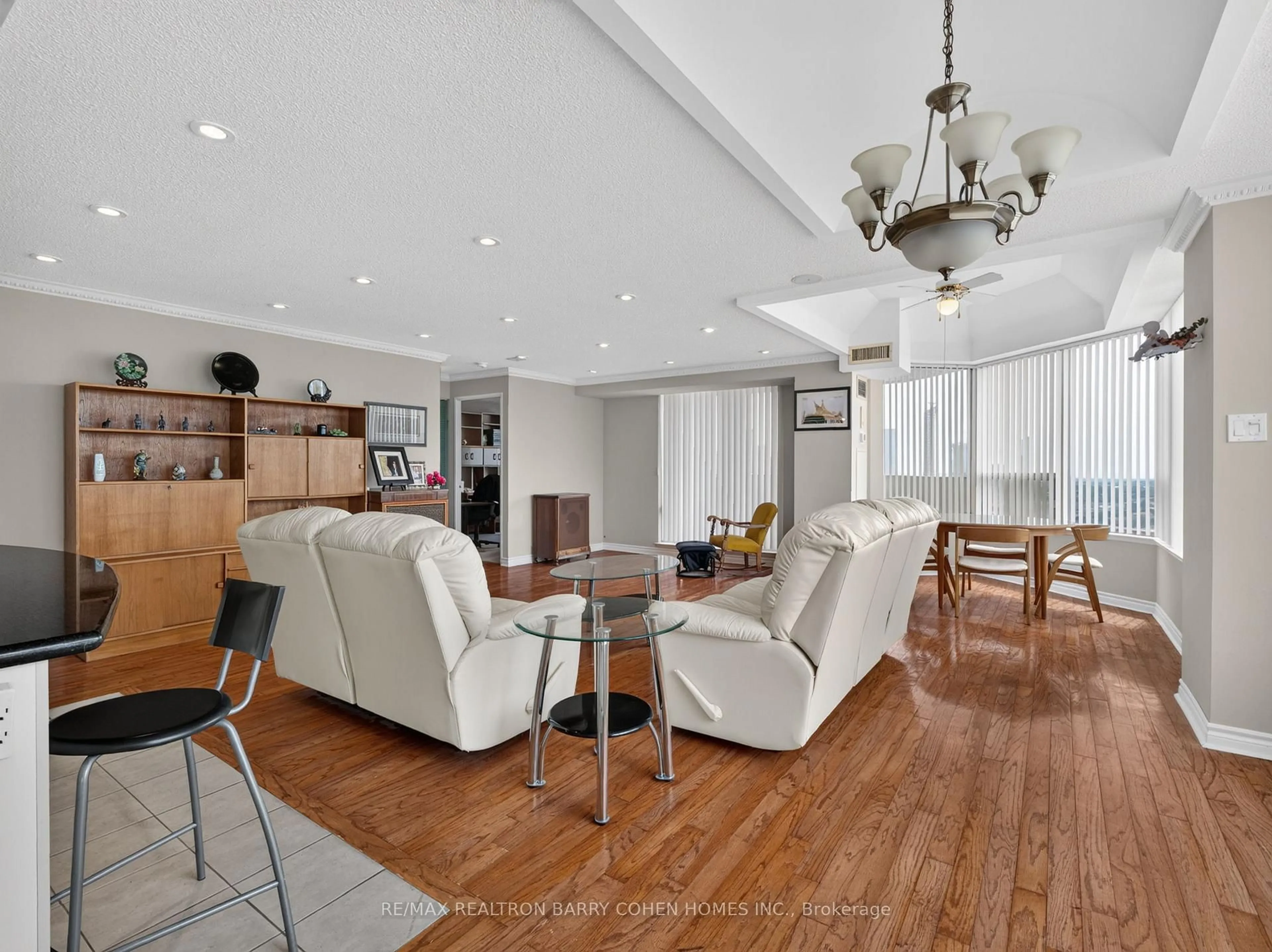 Living room with furniture, wood/laminate floor for 700 Constellation Dr #2009, Mississauga Ontario L5R 3G8