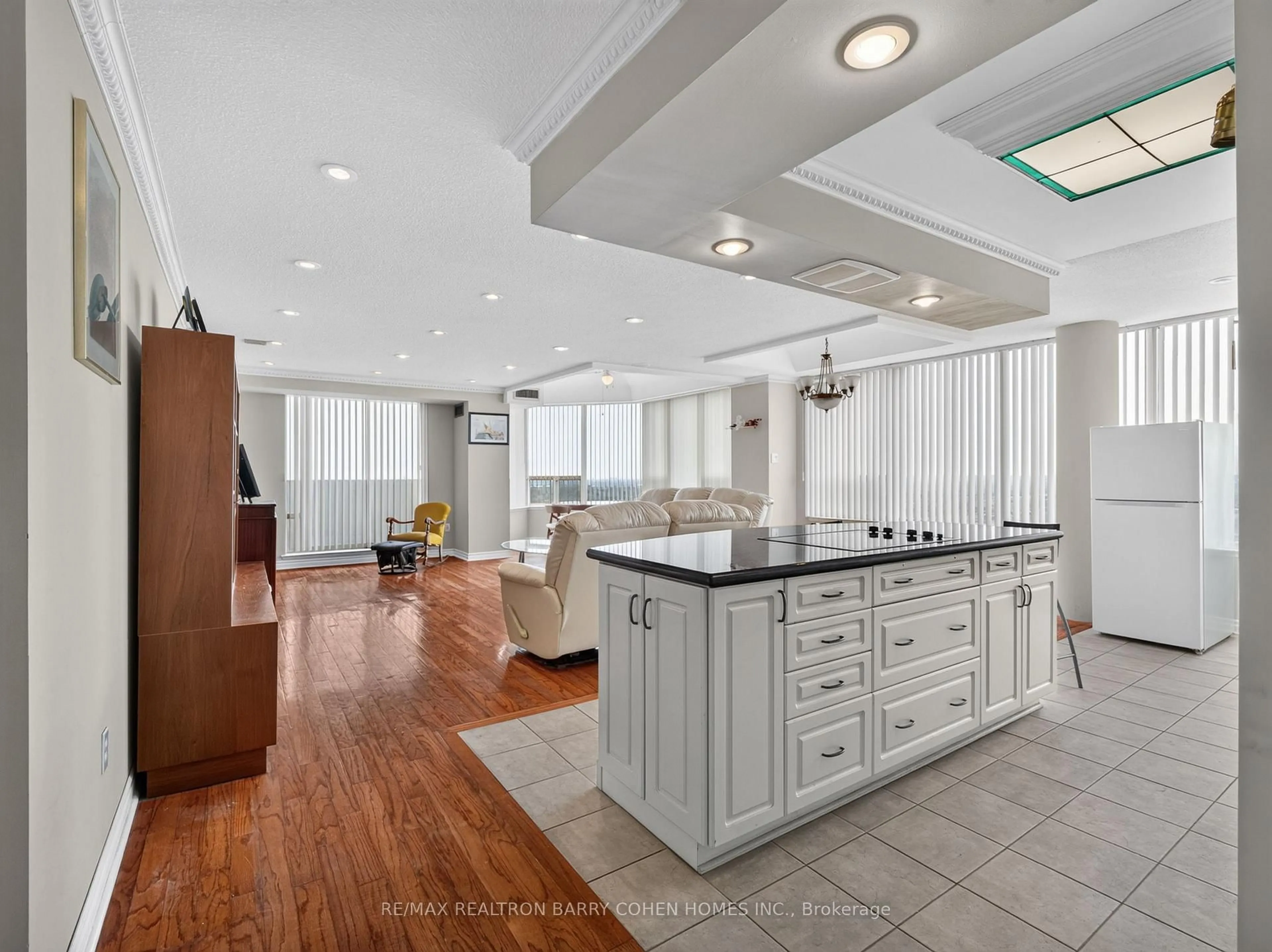 Open concept kitchen, ceramic/tile floor for 700 Constellation Dr #2009, Mississauga Ontario L5R 3G8