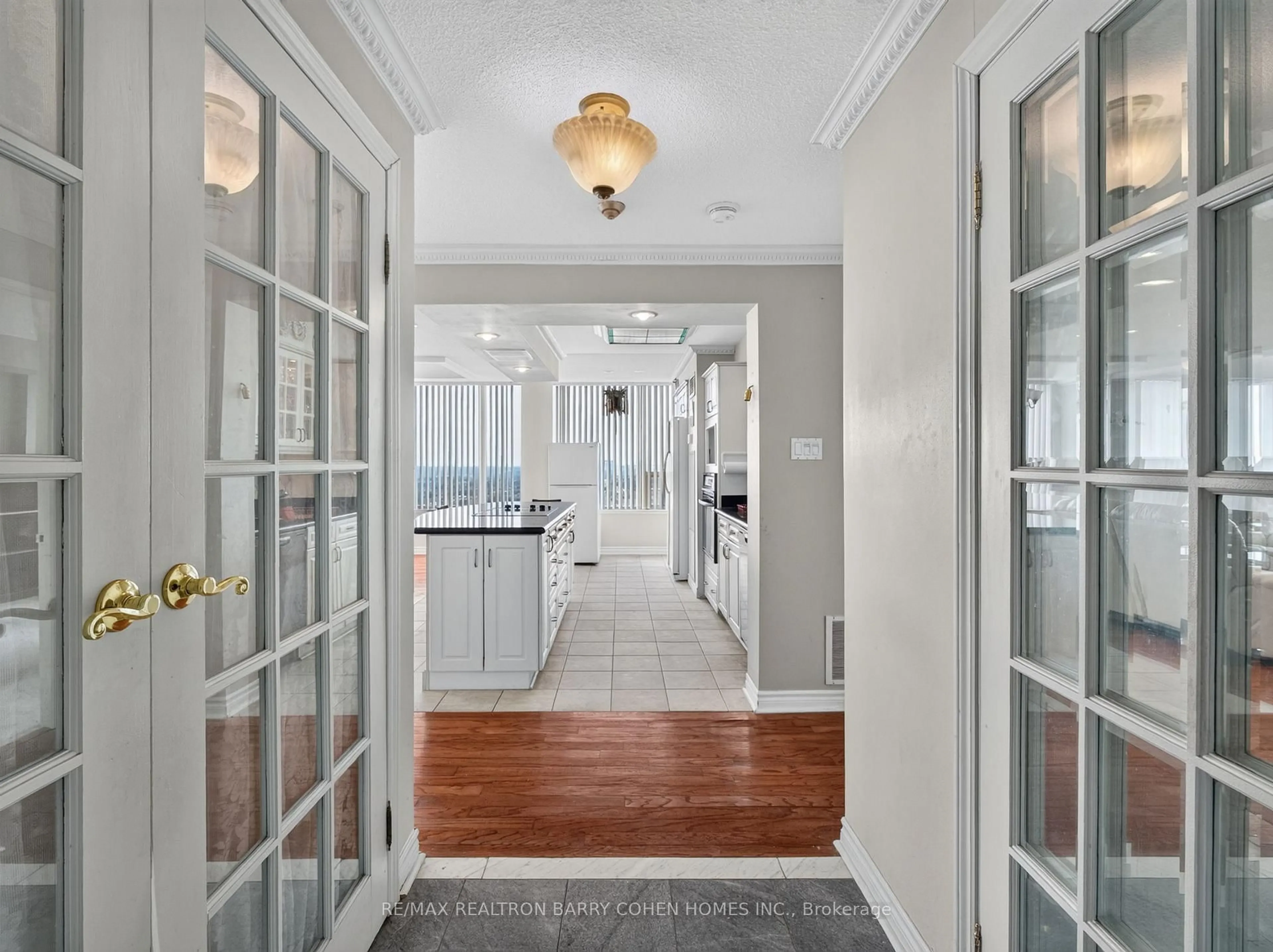 Indoor entryway for 700 Constellation Dr #2009, Mississauga Ontario L5R 3G8