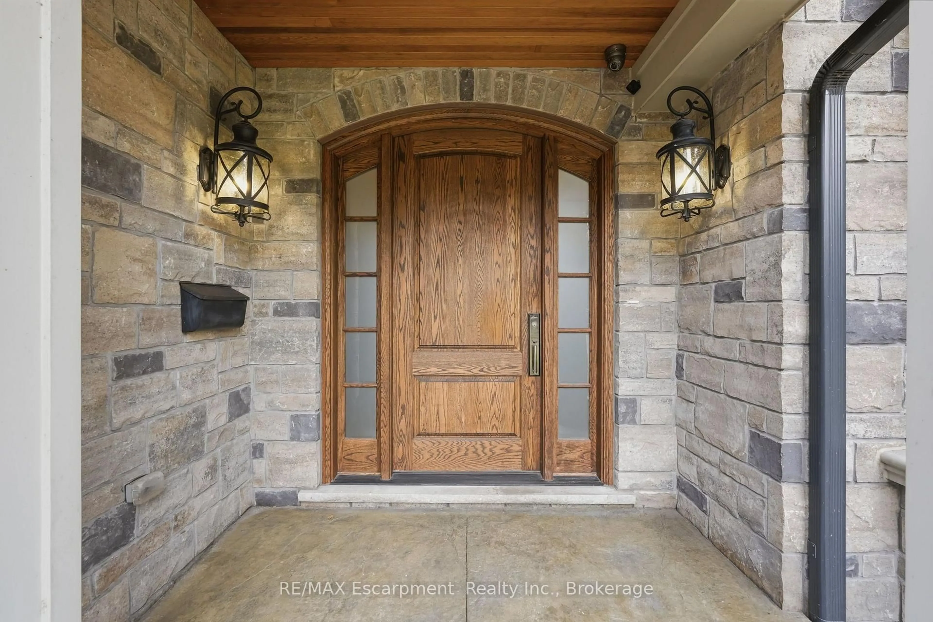 Indoor entryway for 4180 Lakeshore Rd, Burlington Ontario L7L 1A4