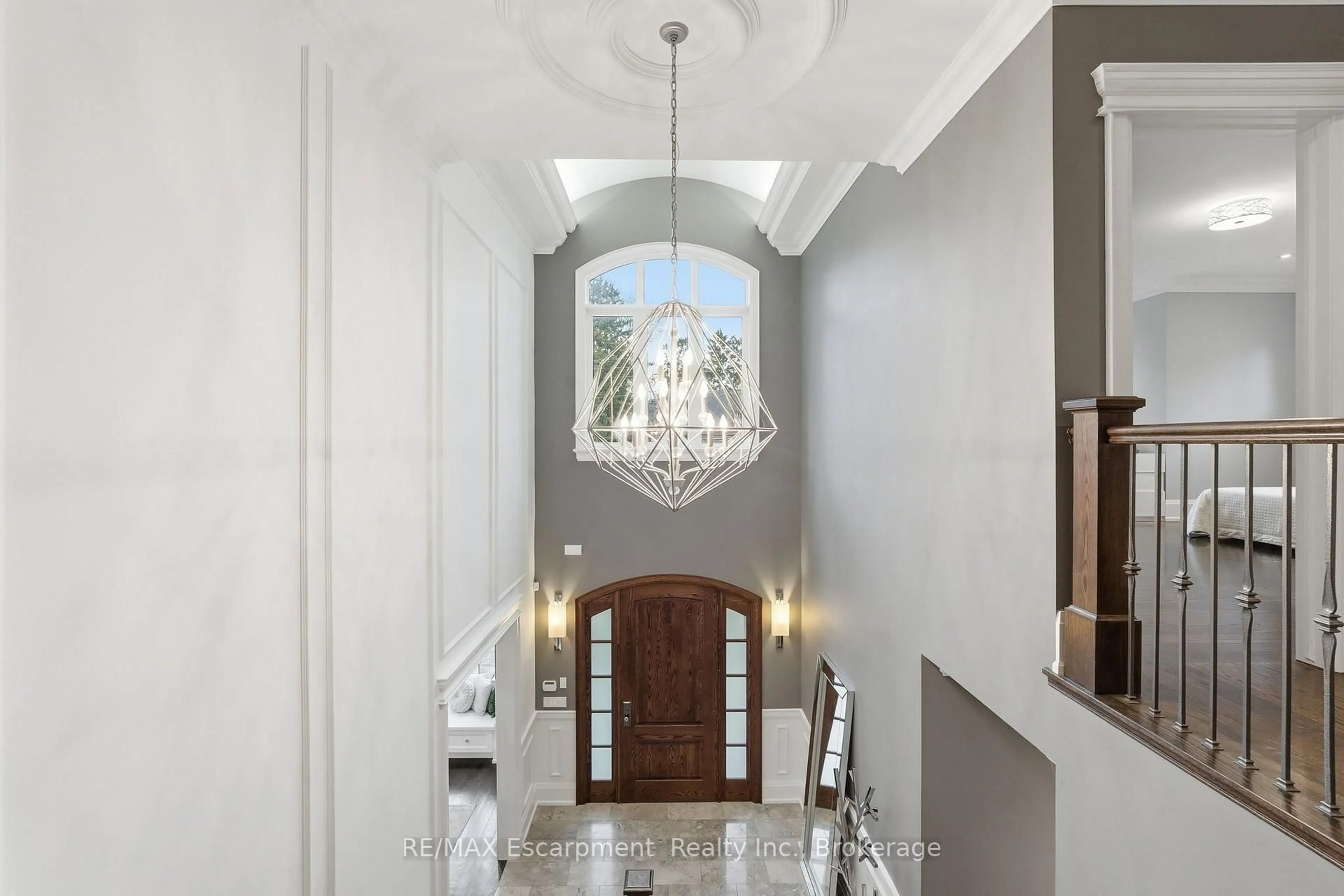 Indoor foyer for 4180 Lakeshore Rd, Burlington Ontario L7L 1A4