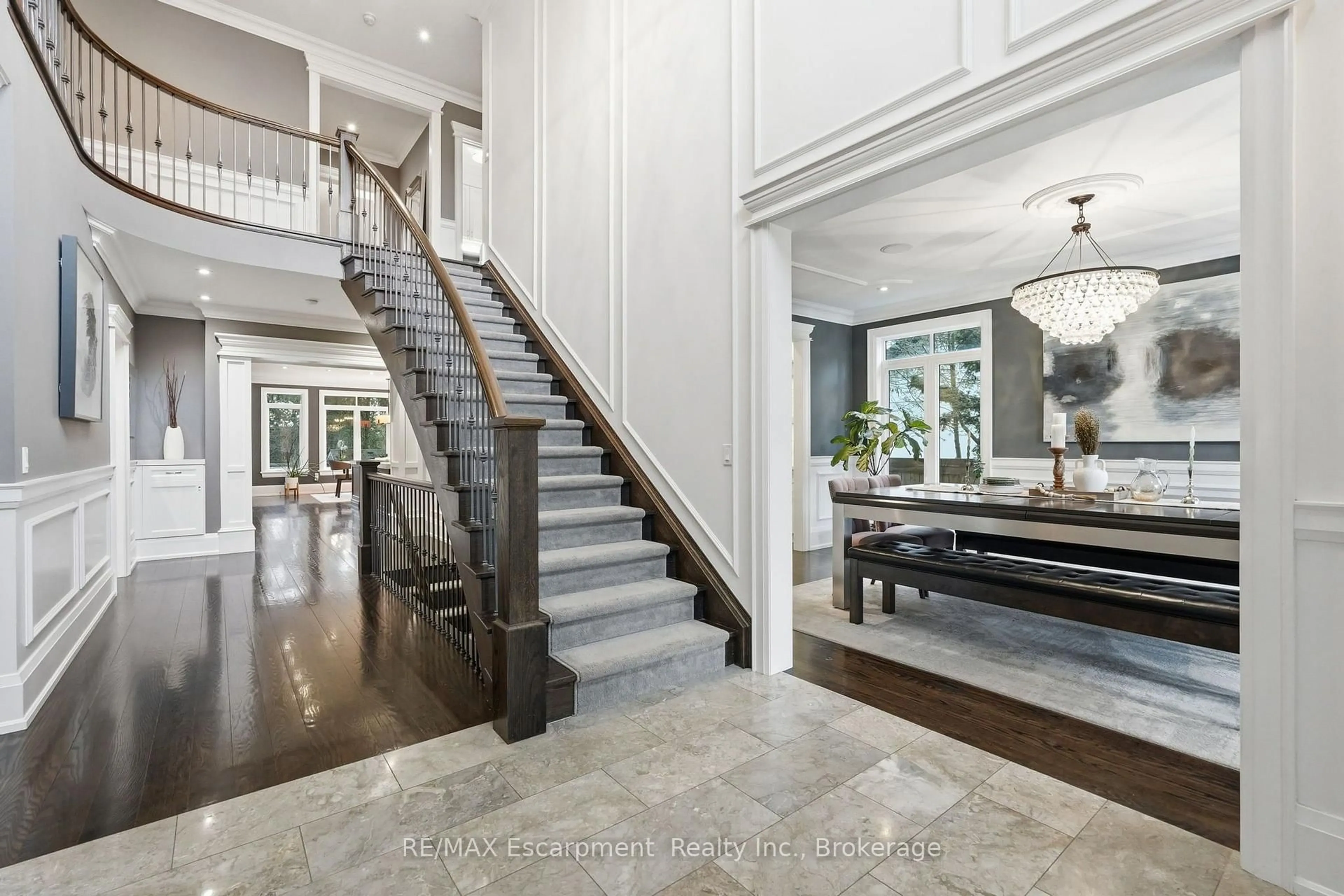 Indoor entryway for 4180 Lakeshore Rd, Burlington Ontario L7L 1A4