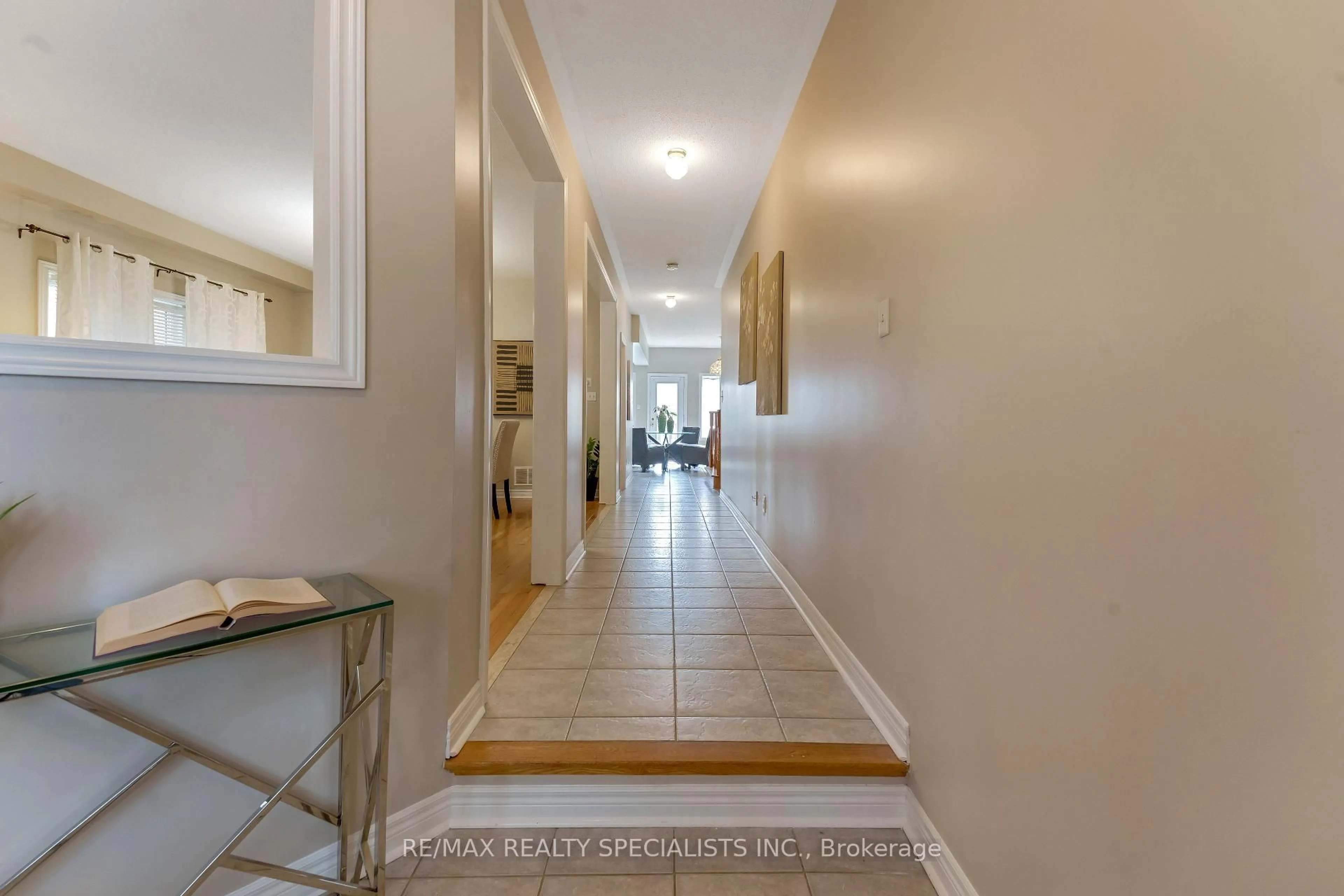 Indoor foyer for 59 Masters Green Cres, Brampton Ontario L7A 3K6