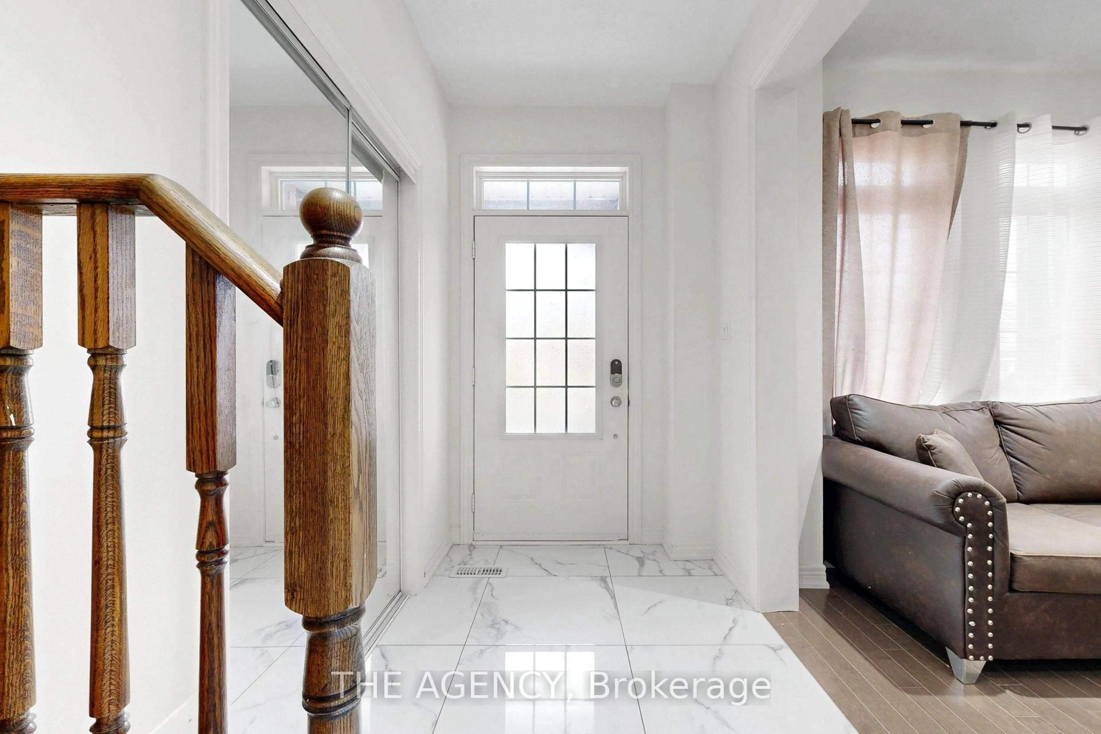 Indoor entryway for 152 Remembrance Rd, Brampton Ontario L7A 4X1