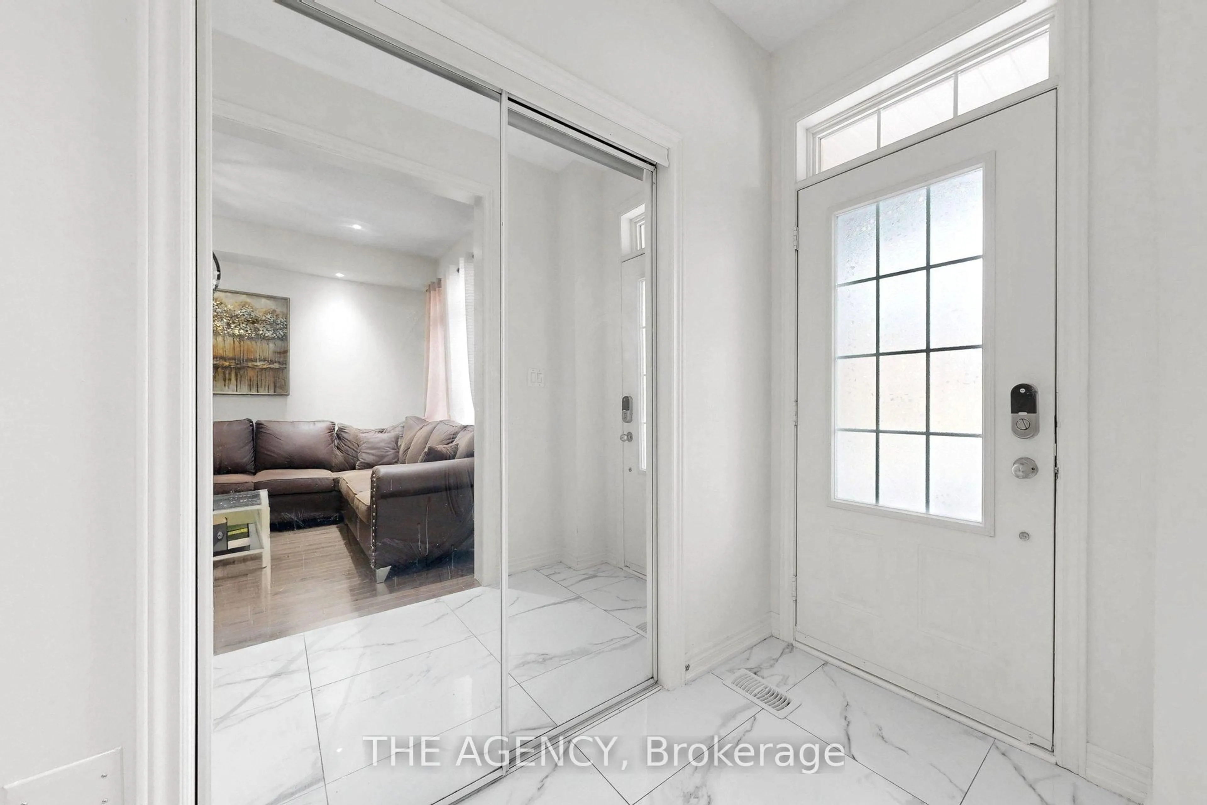 Indoor entryway for 152 Remembrance Rd, Brampton Ontario L7A 4X1