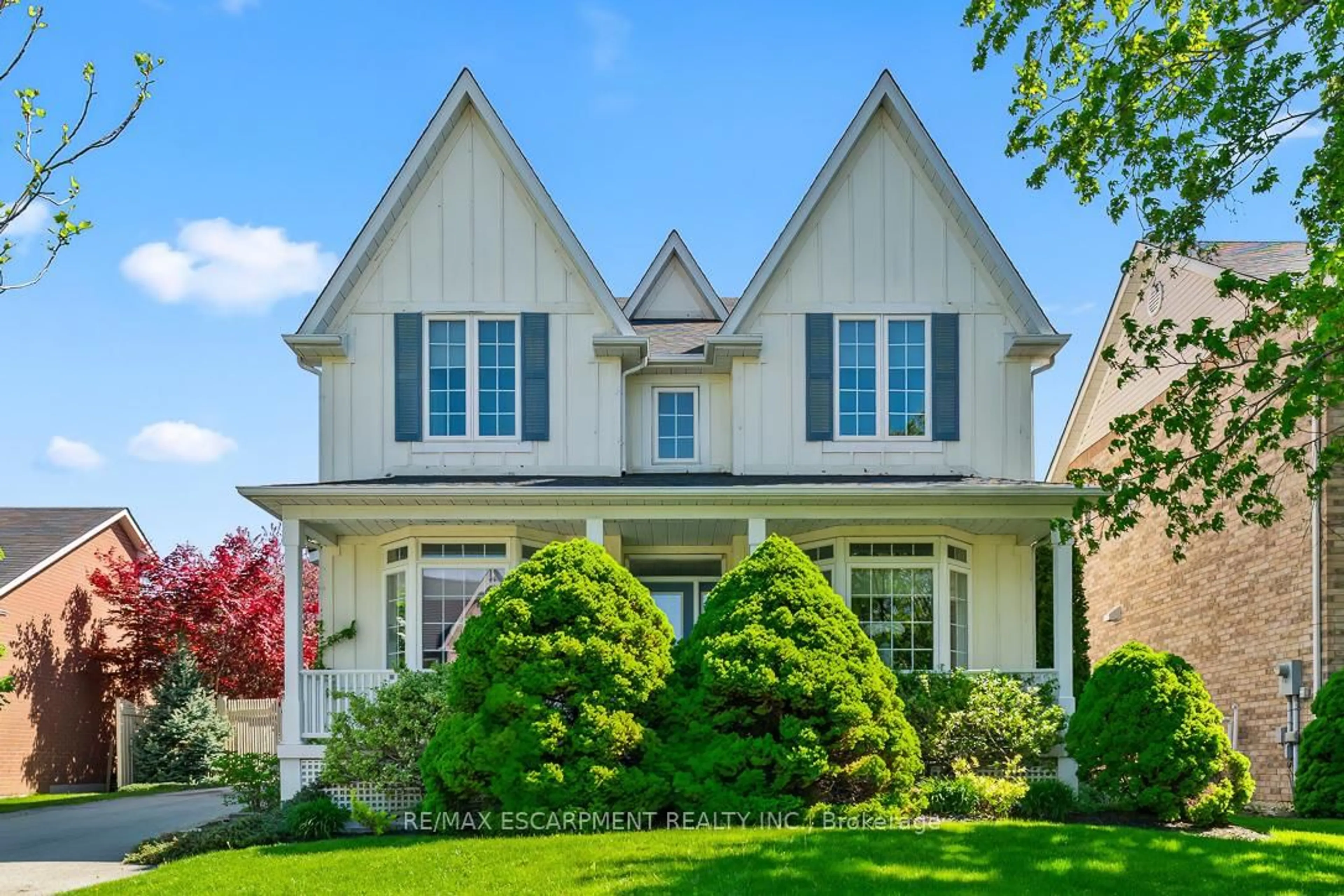 Home with vinyl exterior material, street for 7049 Gaslamp Walk, Mississauga Ontario L5W 1A4