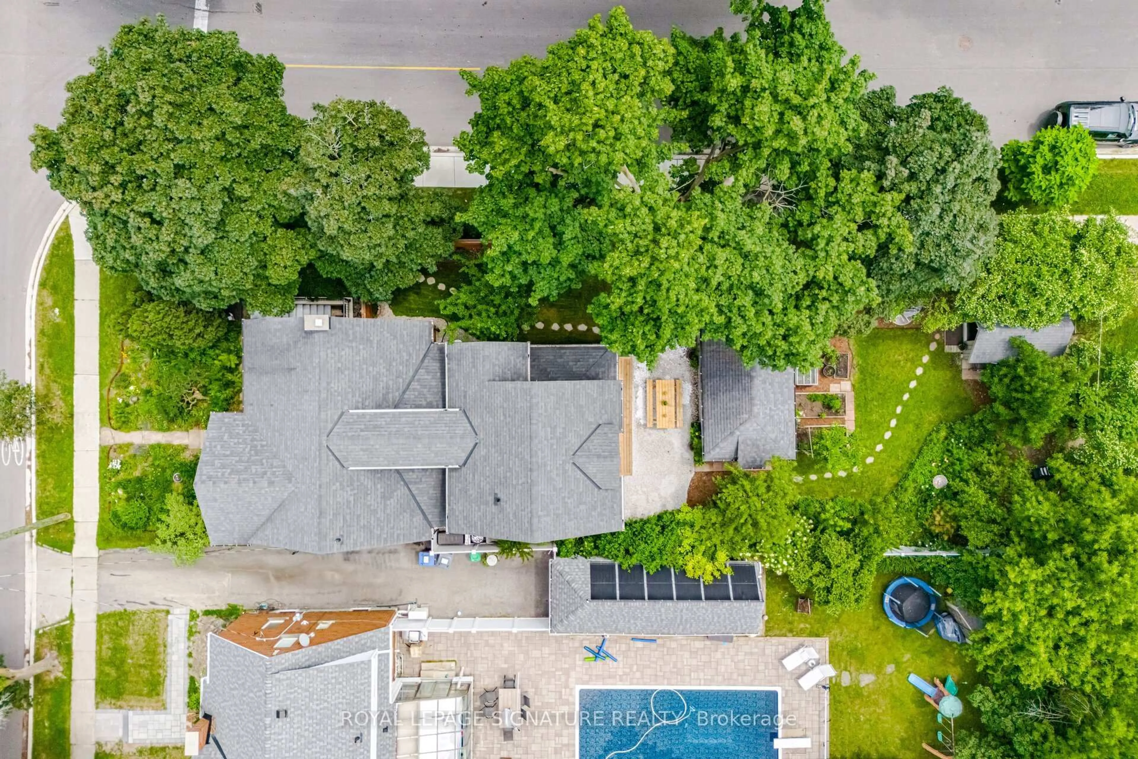 A pic from outside/outdoor area/front of a property/back of a property/a pic from drone, unknown for 83 Mill St, Brampton Ontario L6Y 1S9