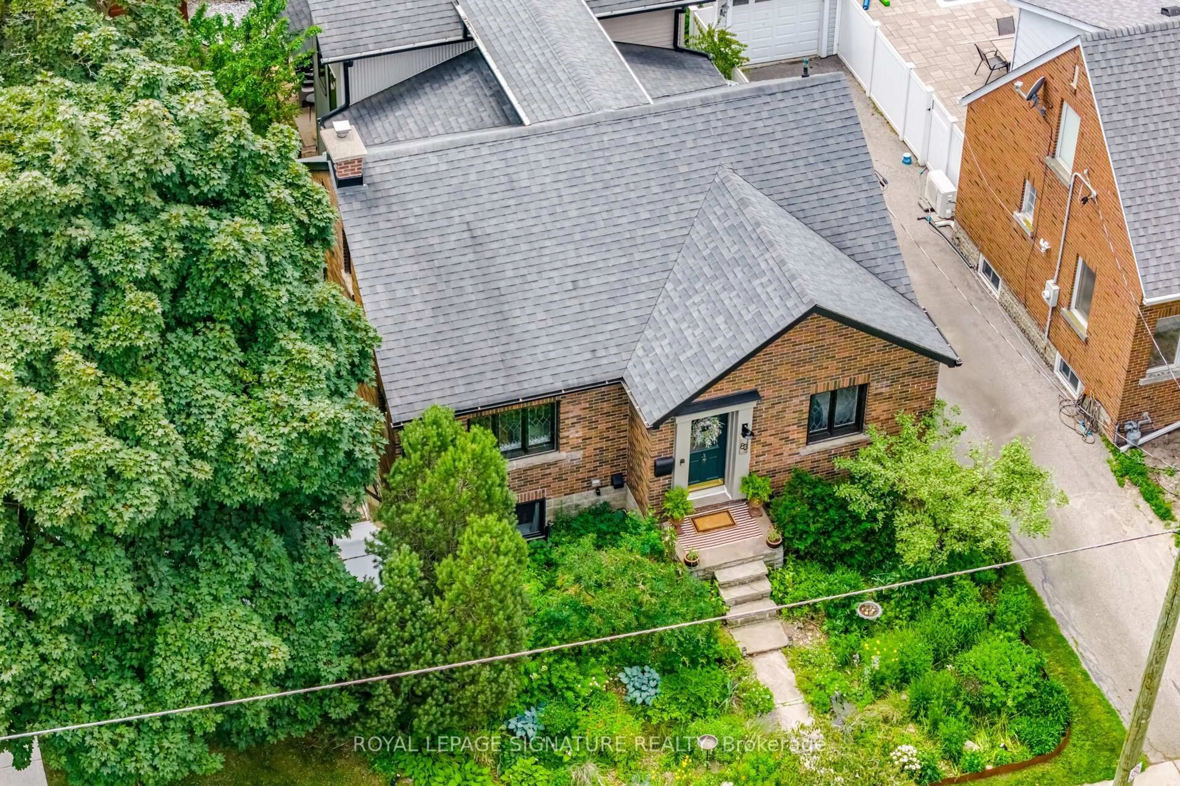 A pic from outside/outdoor area/front of a property/back of a property/a pic from drone, street for 83 Mill St, Brampton Ontario L6Y 1S9