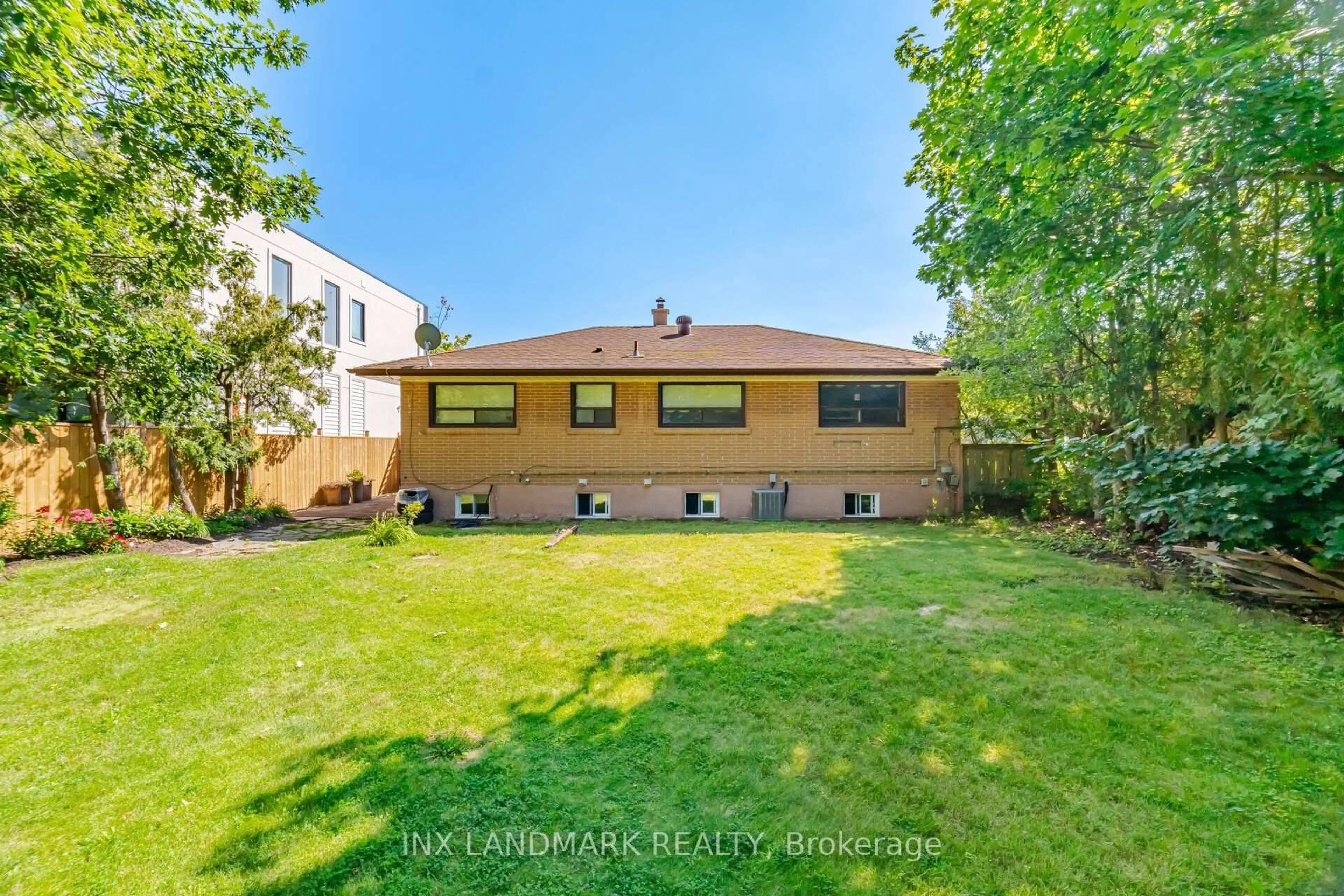 A pic from outside/outdoor area/front of a property/back of a property/a pic from drone, street for 559 Wolsey Cres, Oakville Ontario L6L 4W3