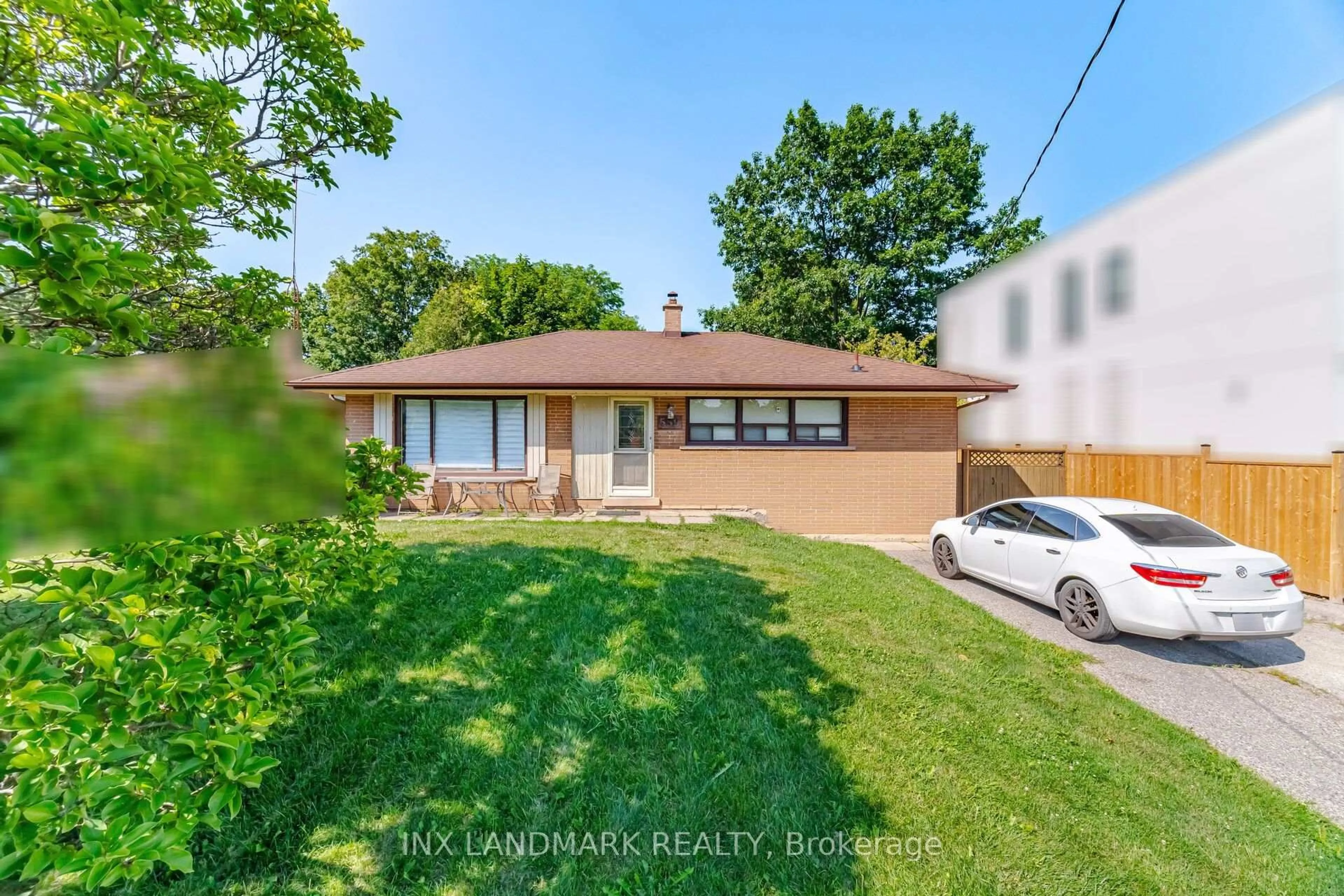 A pic from outside/outdoor area/front of a property/back of a property/a pic from drone, street for 559 Wolsey Cres, Oakville Ontario L6L 4W3