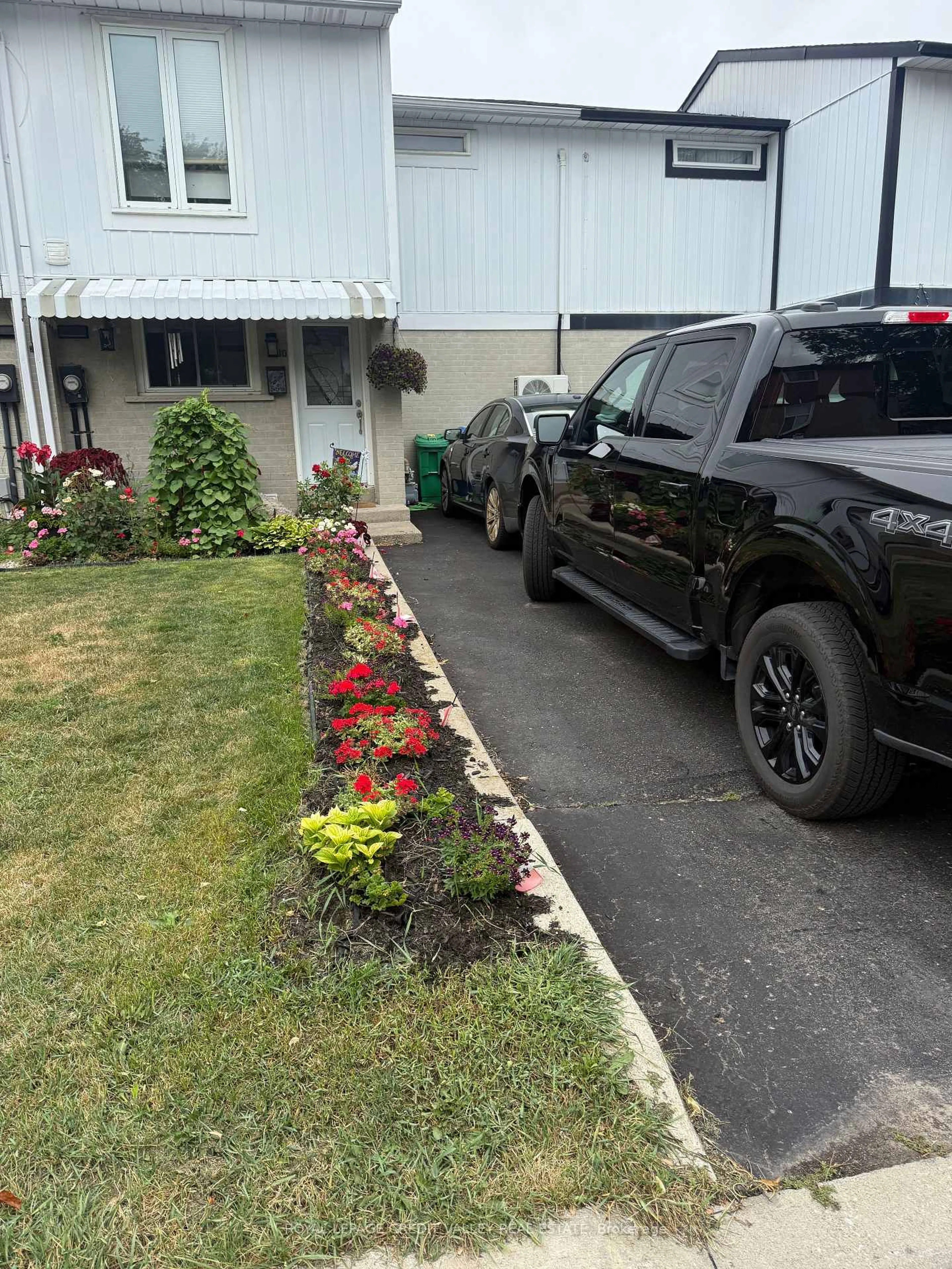 Unknown for 10 Gladstone Sq, Brampton Ontario L6S 2H5