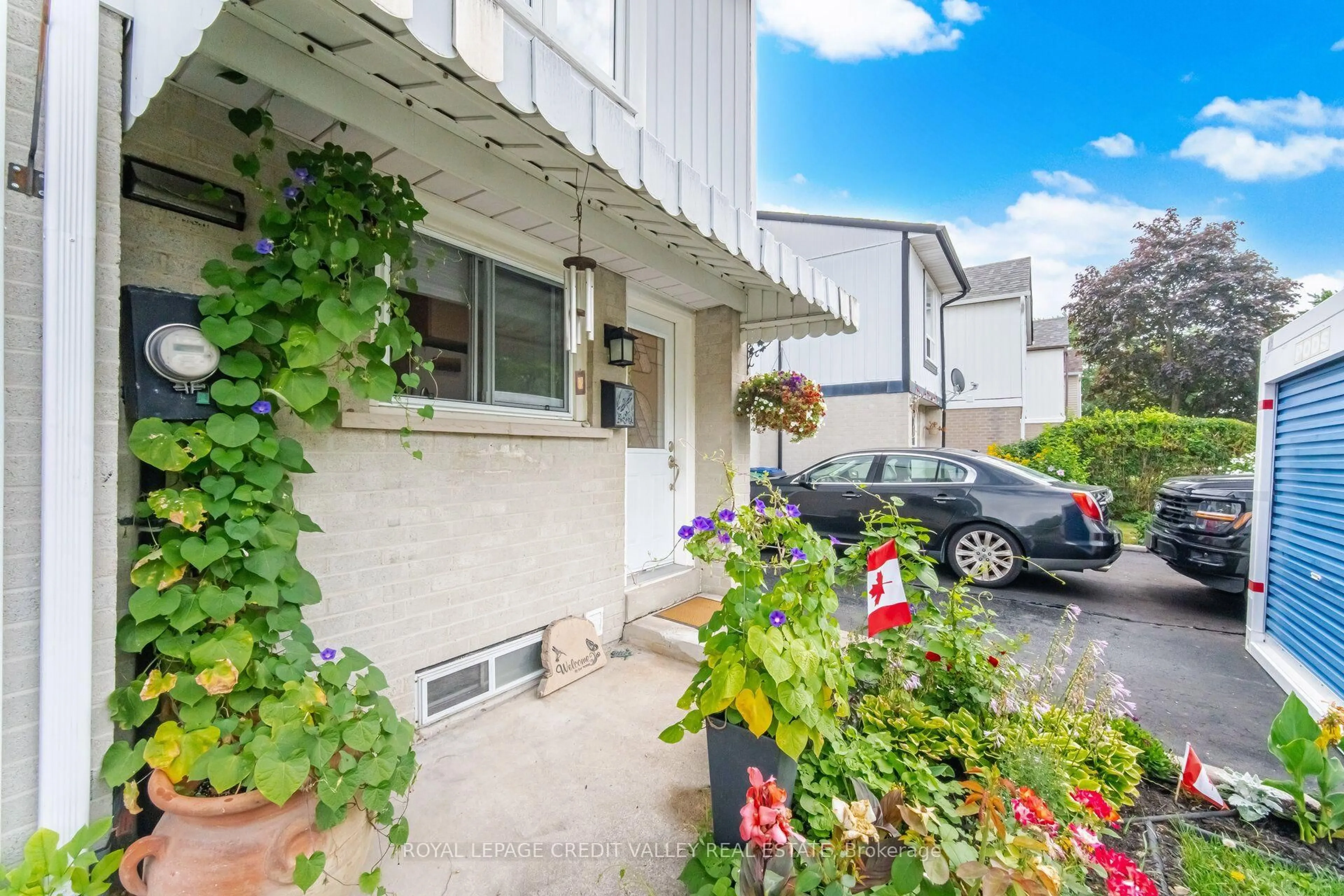 Patio, street for 10 Gladstone Sq, Brampton Ontario L6S 2H5