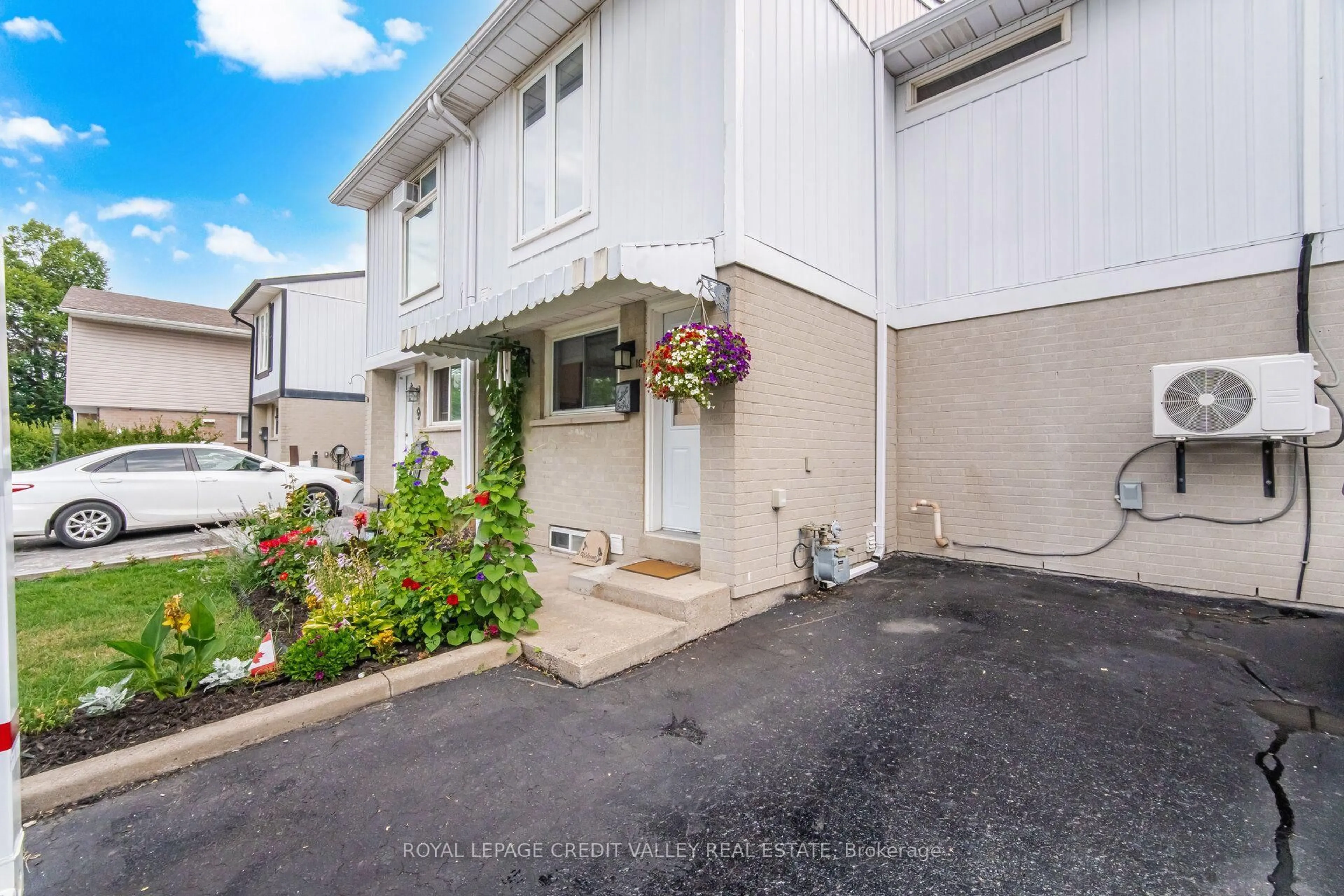 A pic from outside/outdoor area/front of a property/back of a property/a pic from drone, street for 10 Gladstone Sq, Brampton Ontario L6S 2H5