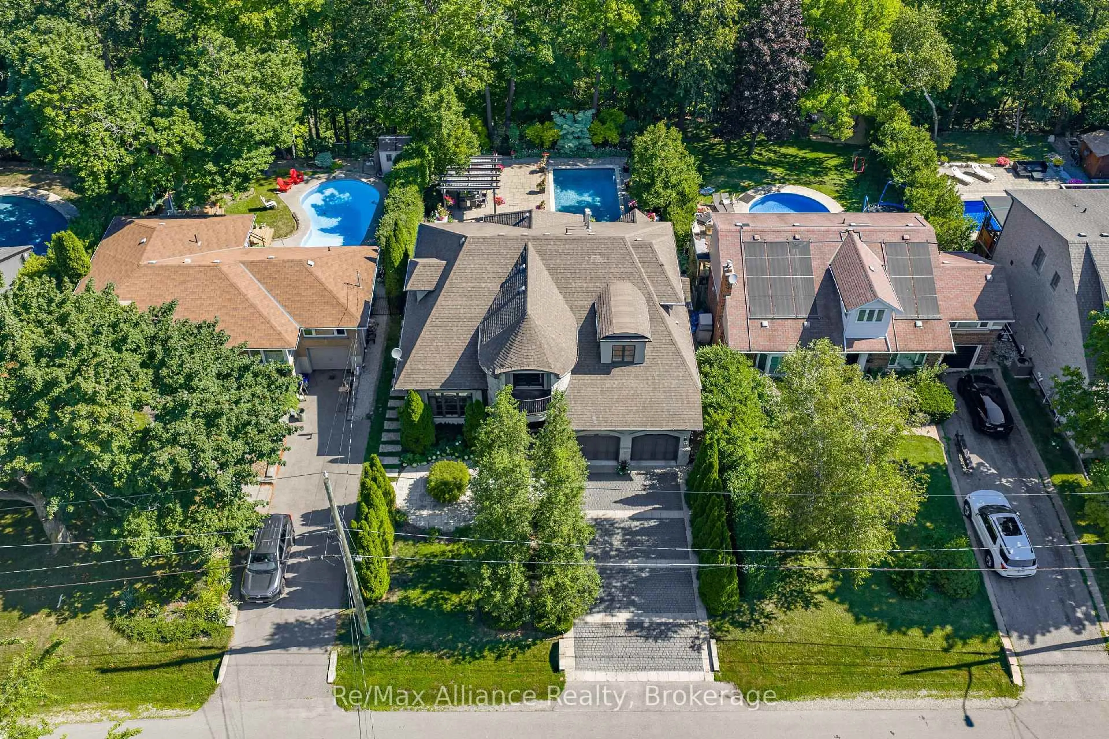 A pic from outside/outdoor area/front of a property/back of a property/a pic from drone, street for 379 River Side Dr, Oakville Ontario L6K 3N6