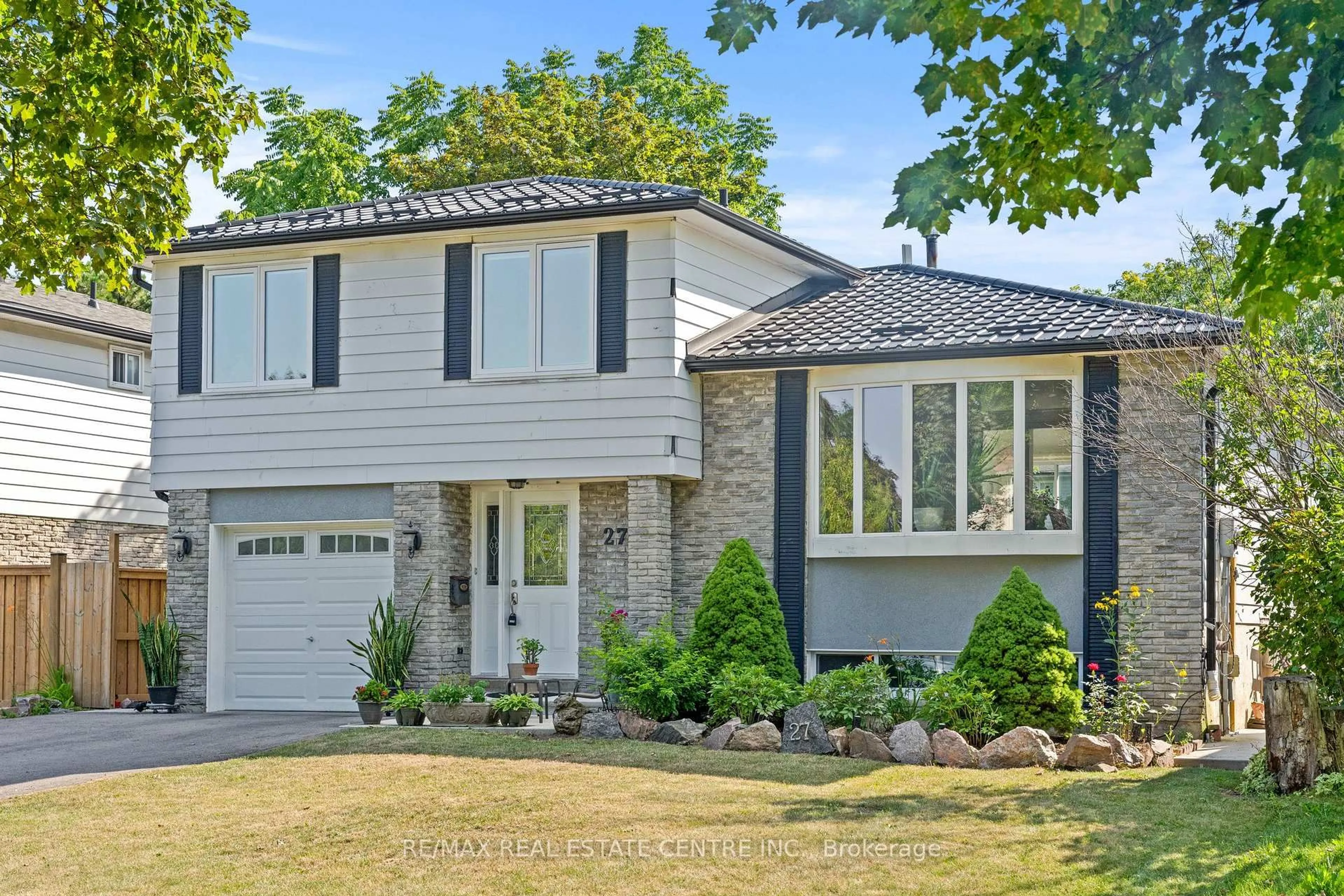Home with vinyl exterior material, street for 27 Jefferson Rd, Brampton Ontario L6S 2G6