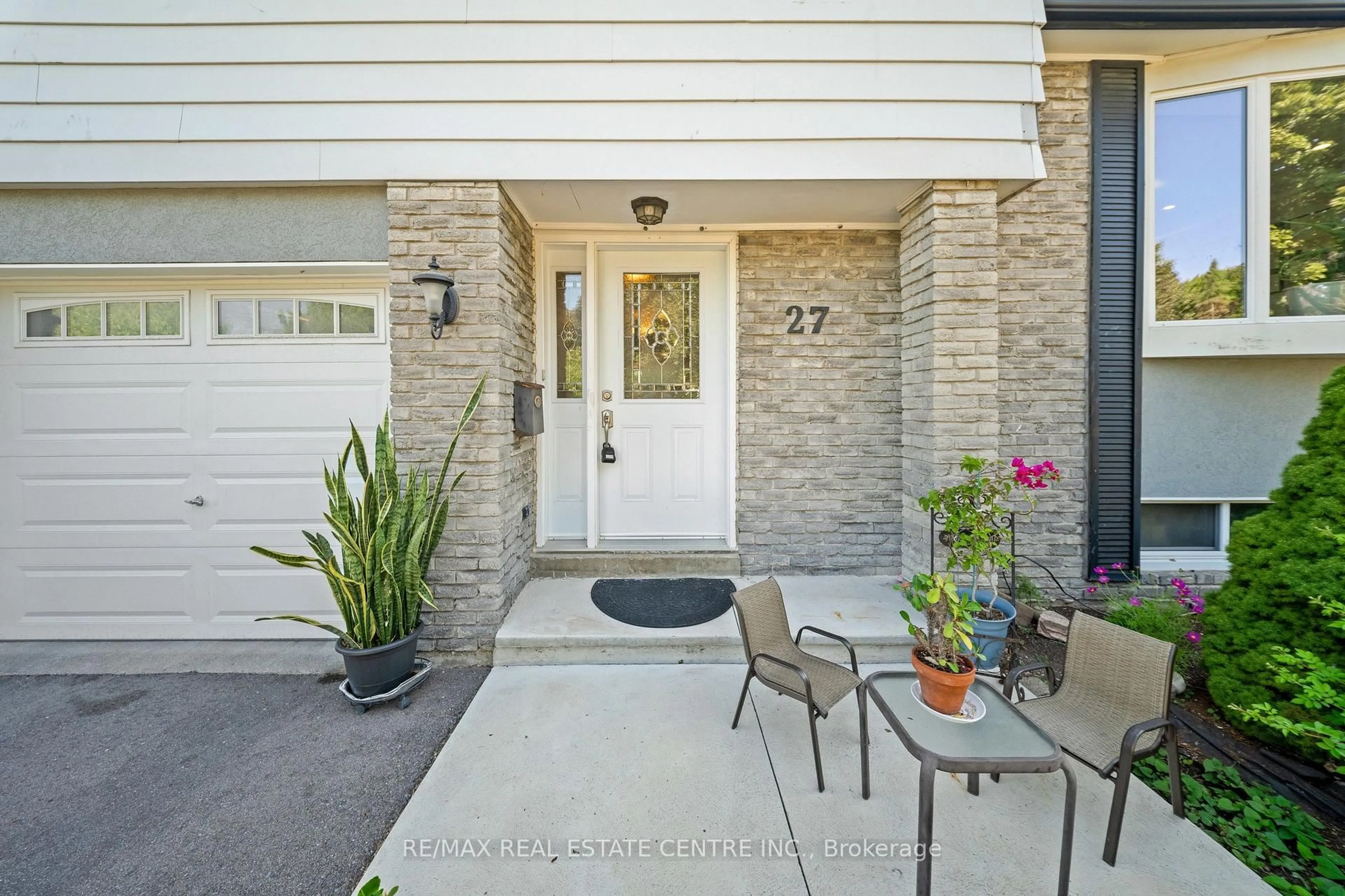 Indoor entryway for 27 Jefferson Rd, Brampton Ontario L6S 2G6