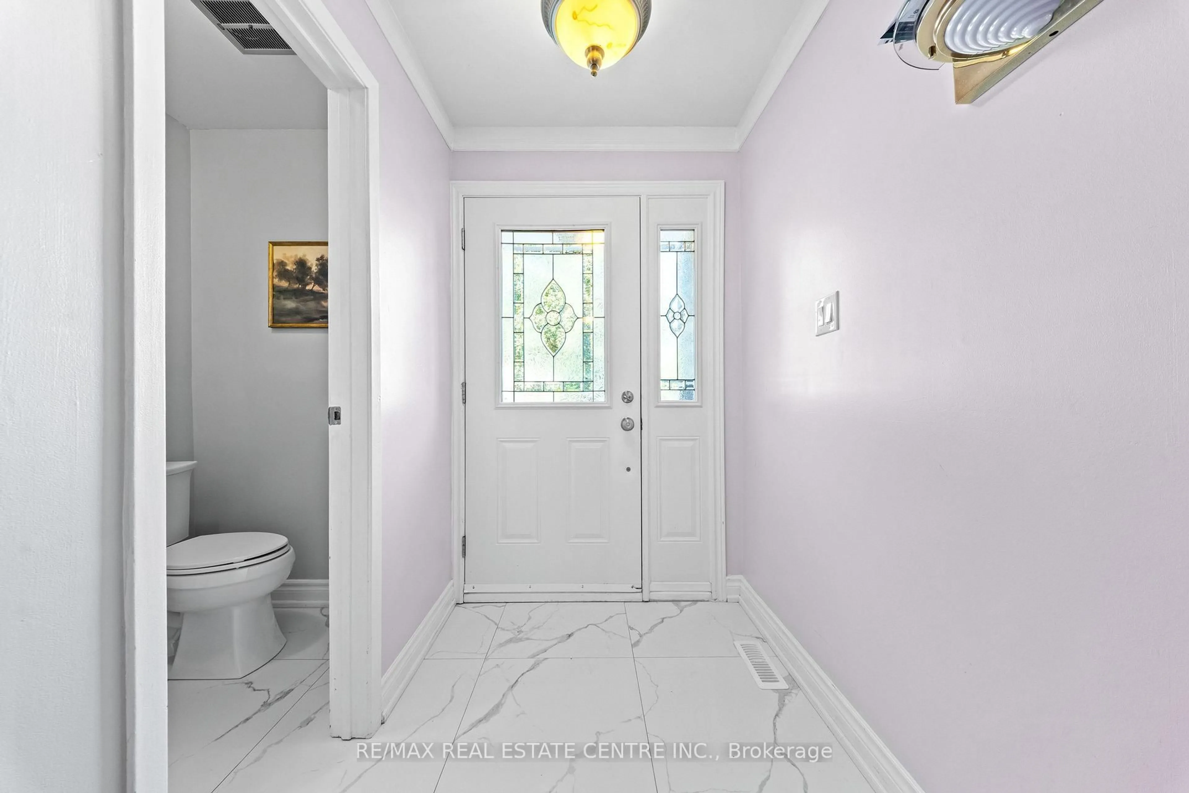 Indoor entryway for 27 Jefferson Rd, Brampton Ontario L6S 2G6