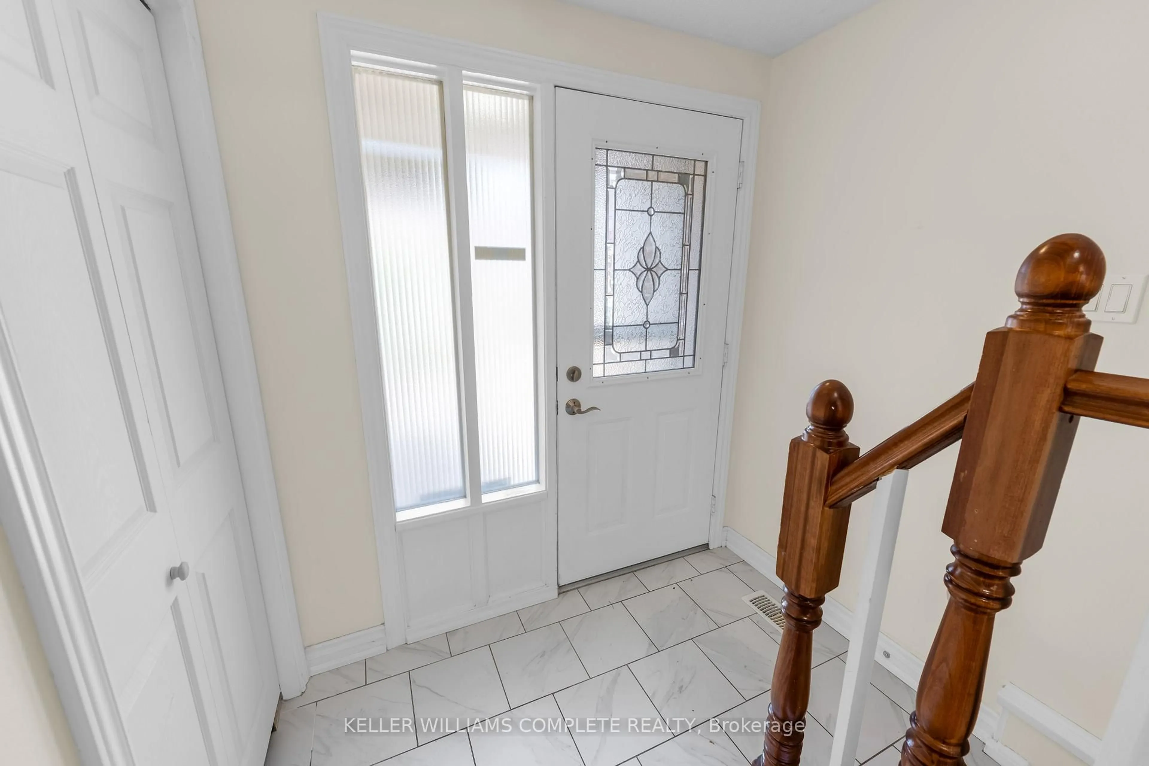 Indoor entryway for 3008 PALMER Dr #2, Burlington Ontario L7M 1L2