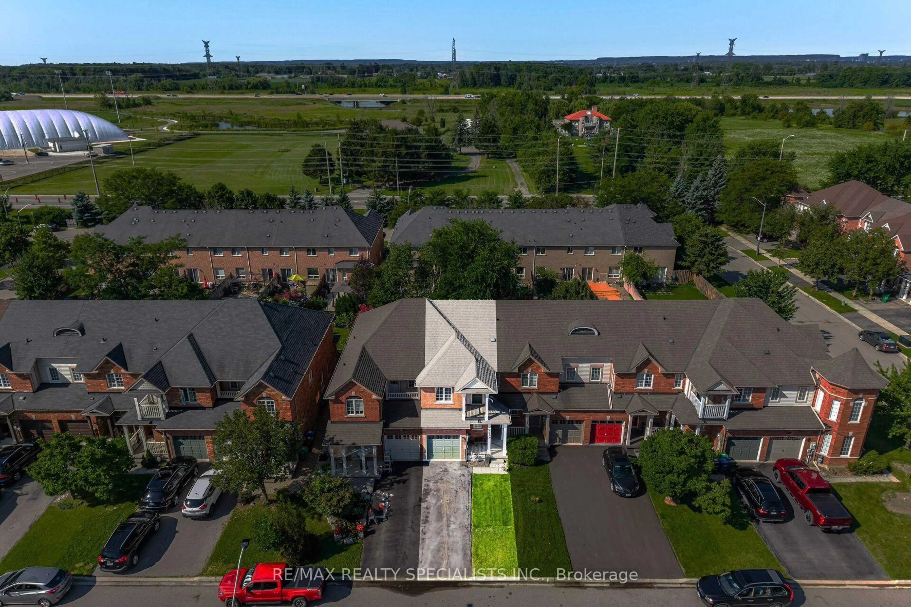 A pic from outside/outdoor area/front of a property/back of a property/a pic from drone, street for 5546 Linwell Pl, Mississauga Ontario L5M 6L7
