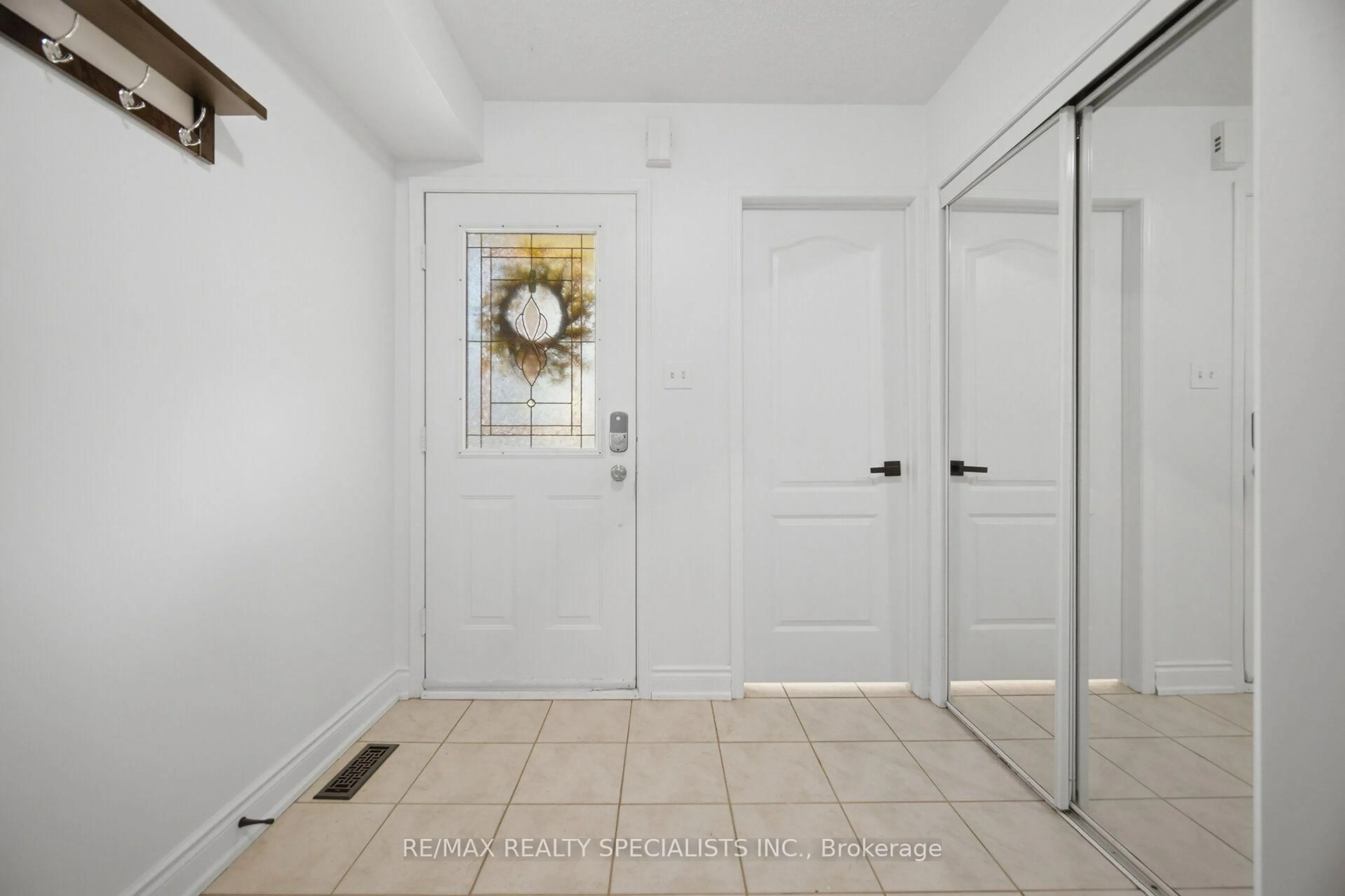 Indoor entryway for 5546 Linwell Pl, Mississauga Ontario L5M 6L7