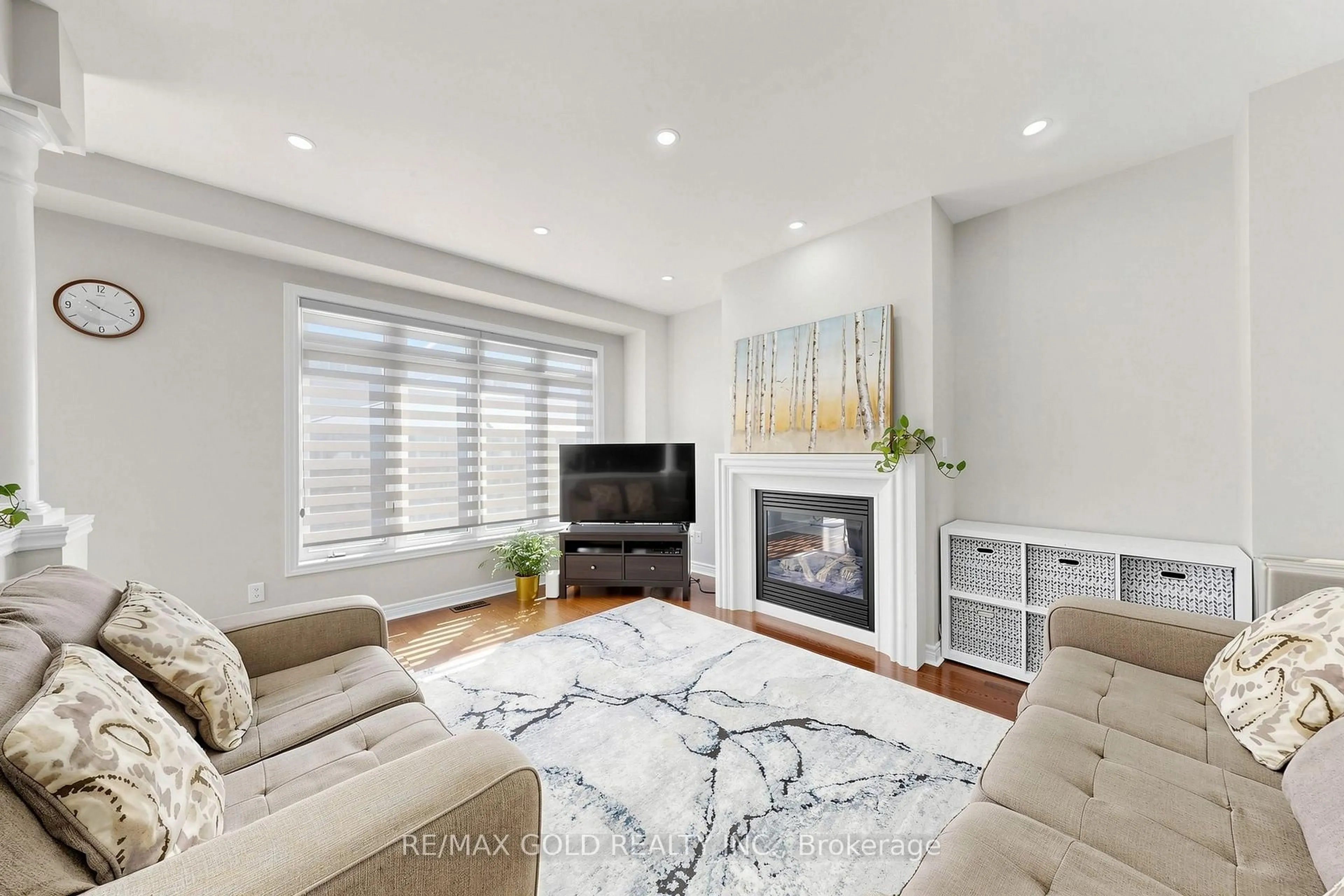 Living room with furniture, unknown for 13 Fringetree Rd, Brampton Ontario L6R 3V8