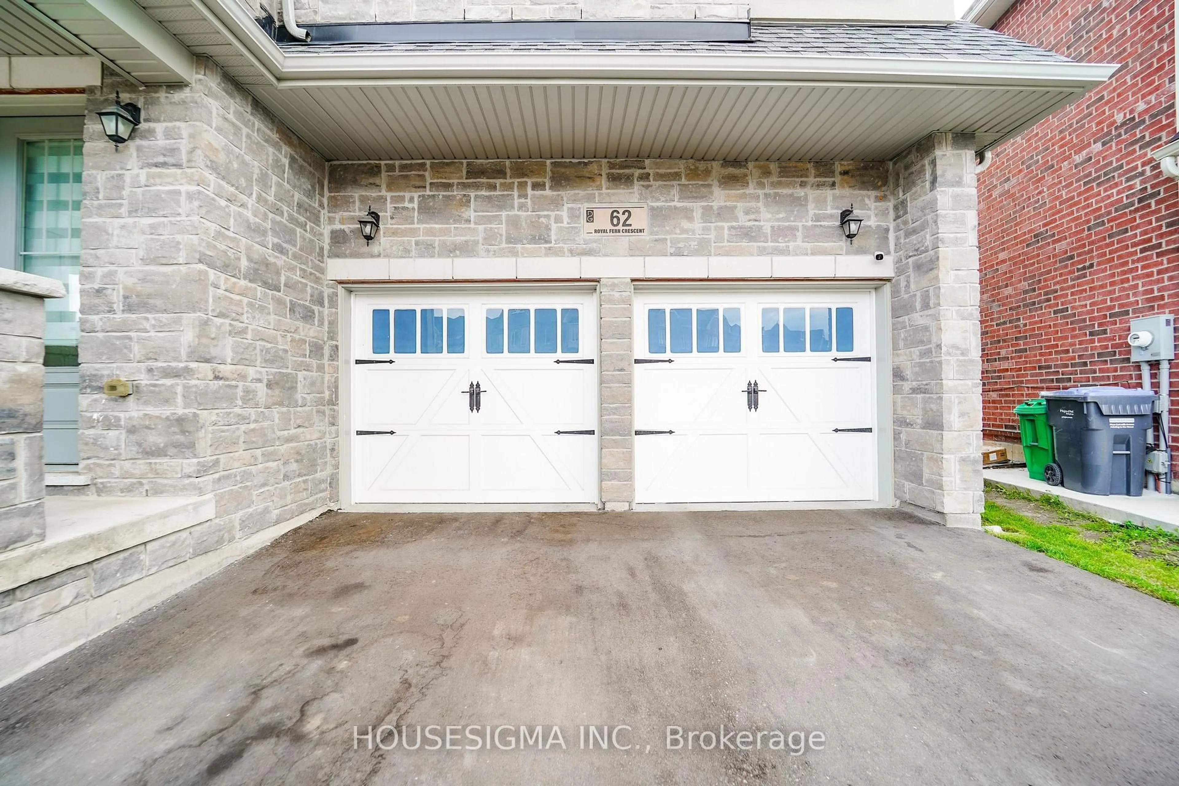 Indoor garage for 62 Royal Fern Cres, Caledon Ontario L7C 4H1