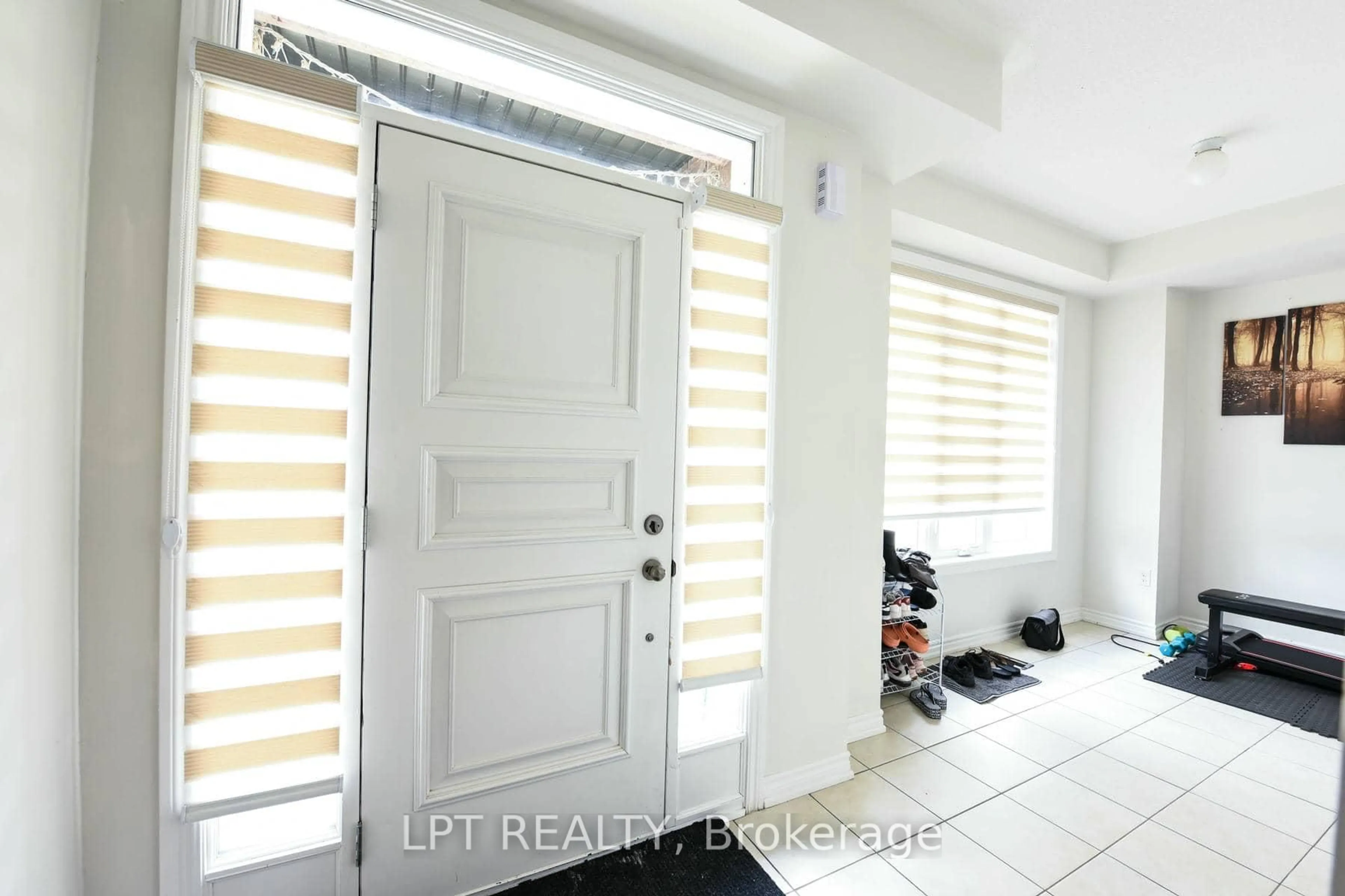 Indoor entryway for 17 Gilford St, Brampton Ontario L6X 0E4