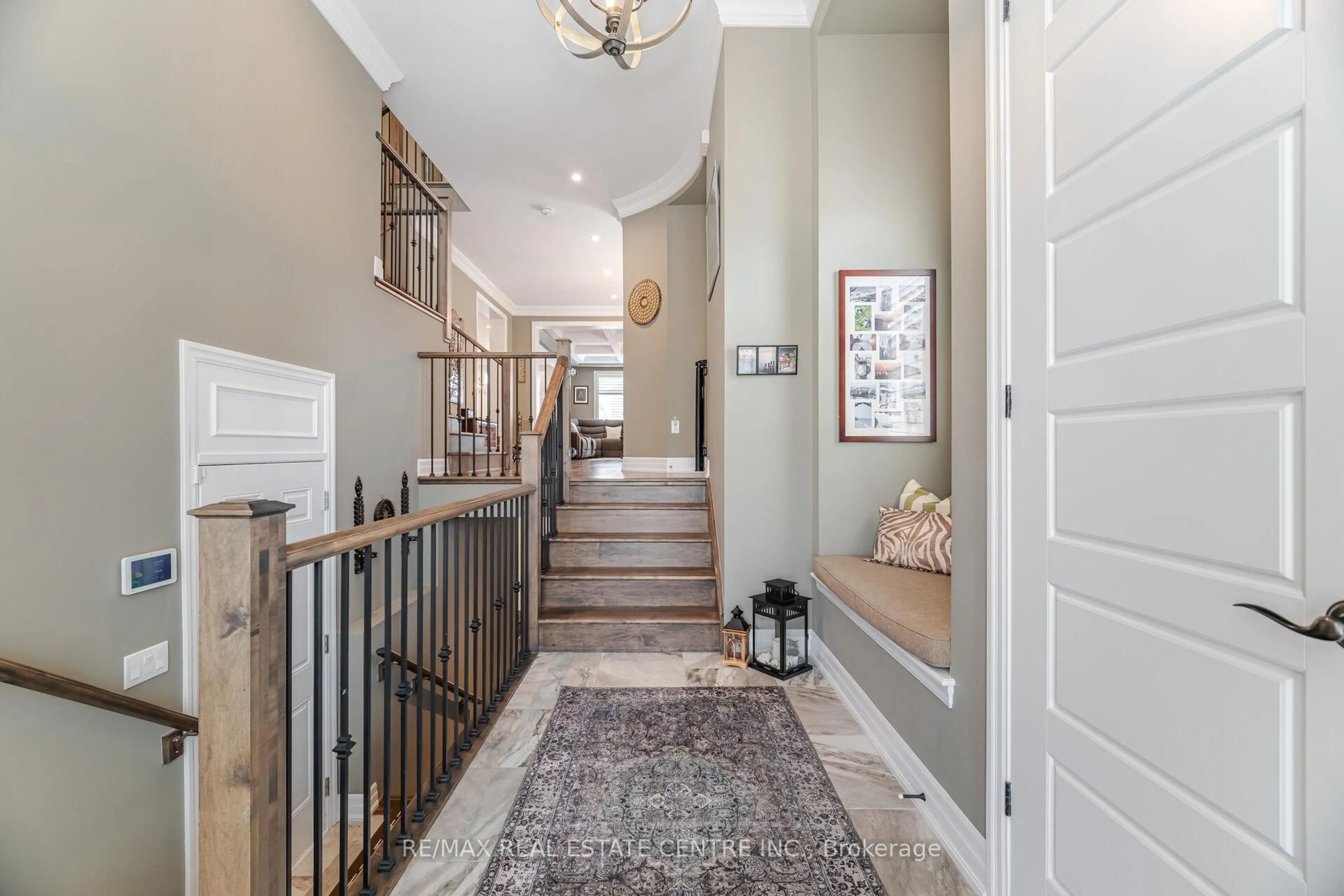 Indoor entryway for 156 Camellia Cres, Oakville Ontario L6H 1L2