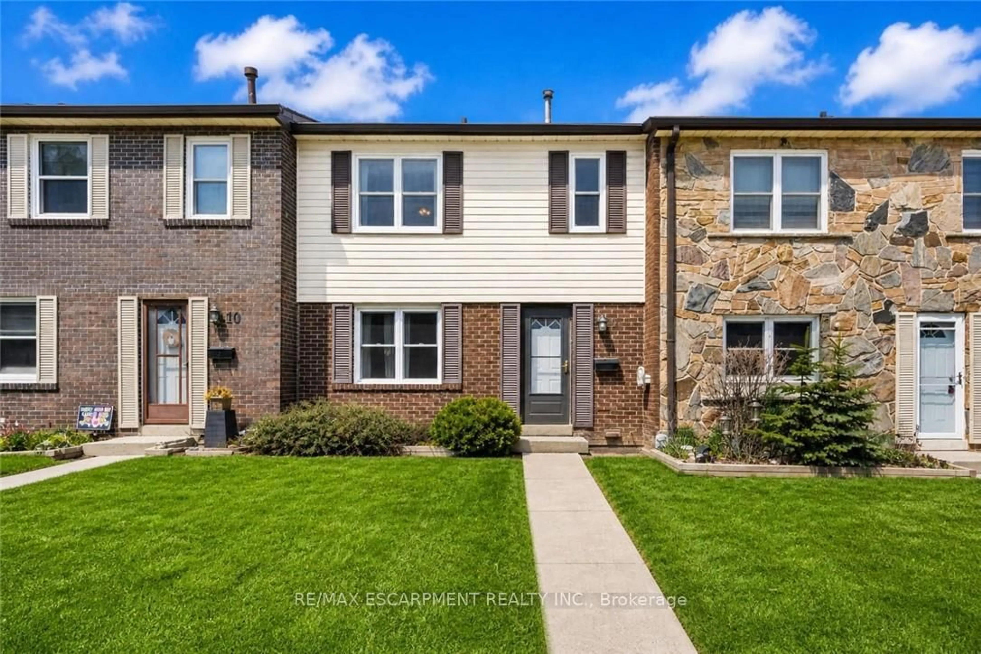 Home with brick exterior material, street for 2825 Gananoque Dr #11, Mississauga Ontario L5N 1V6