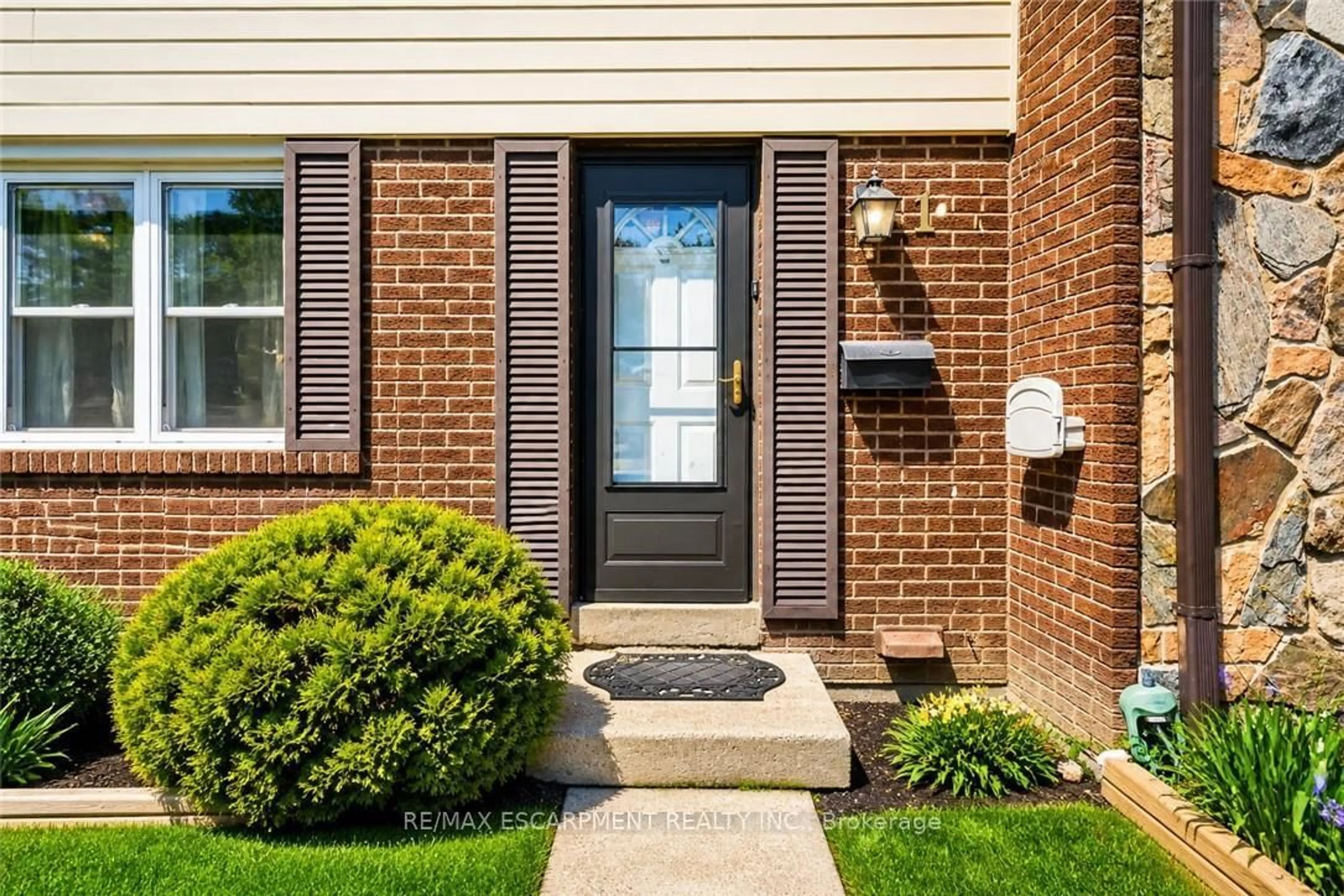 Home with brick exterior material, street for 2825 Gananoque Dr #11, Mississauga Ontario L5N 1V6