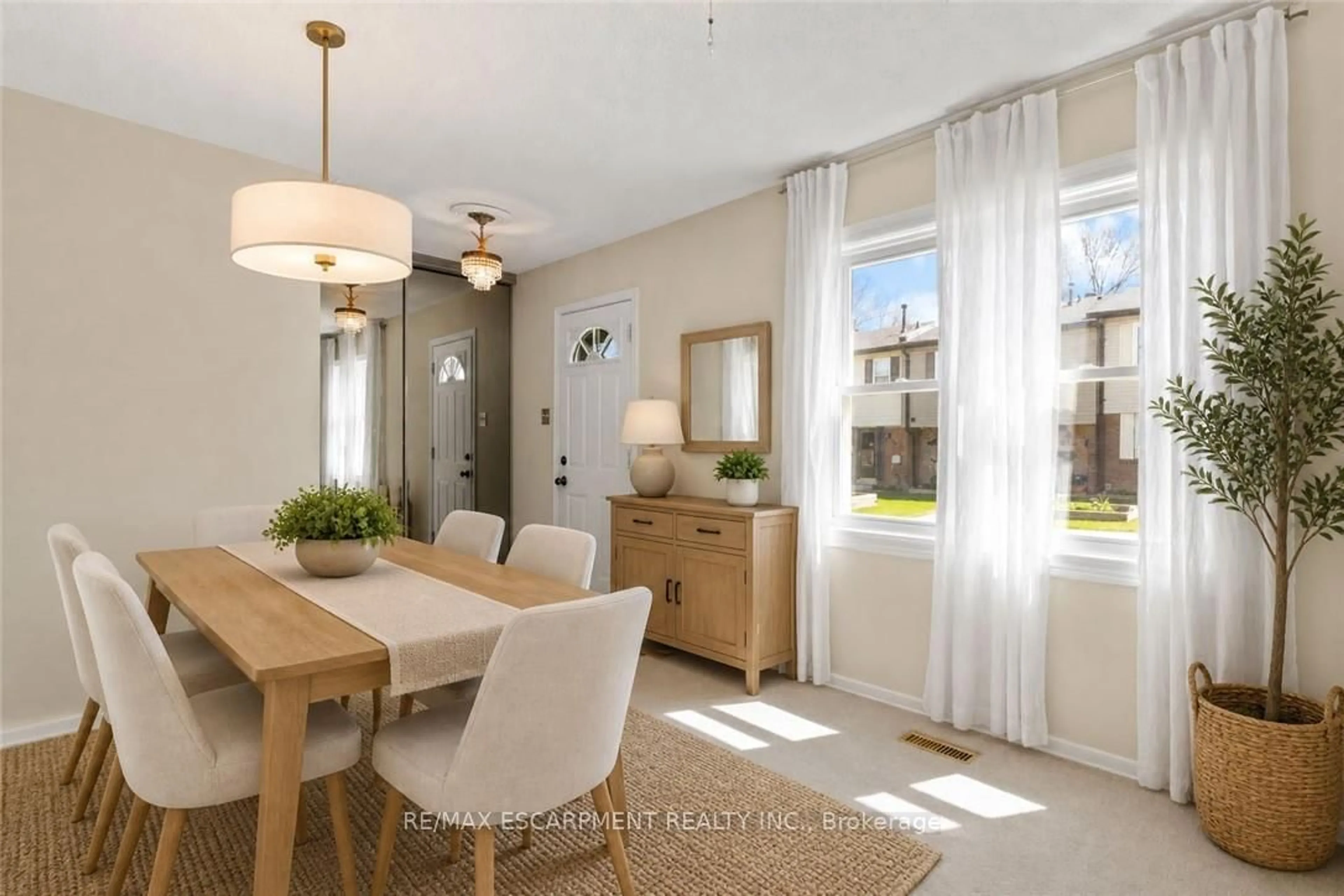 Dining room, unknown for 2825 Gananoque Dr #11, Mississauga Ontario L5N 1V6