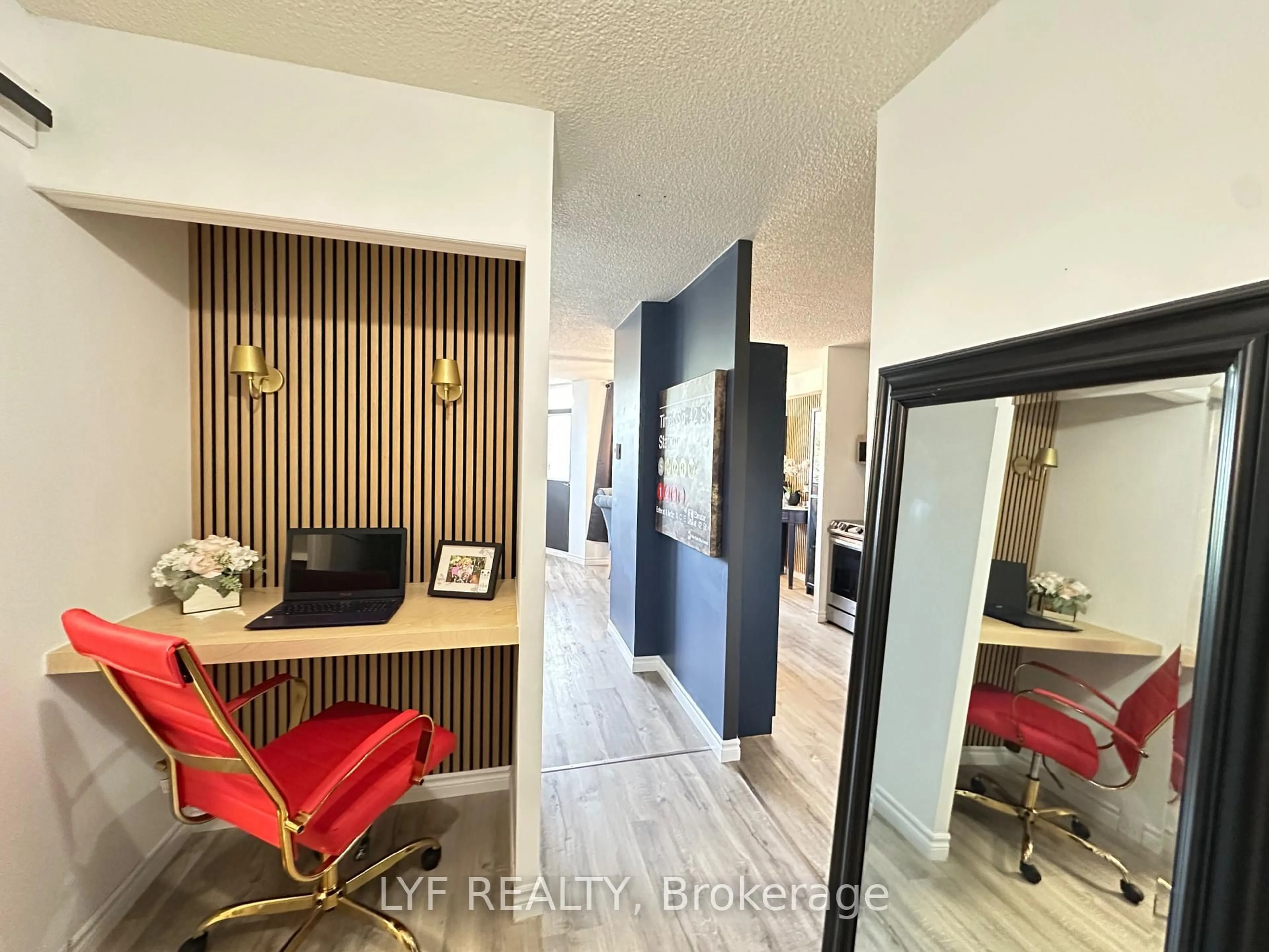 Indoor entryway for 81 MILLSIDE Dr #401, Milton Ontario L9T 3X4