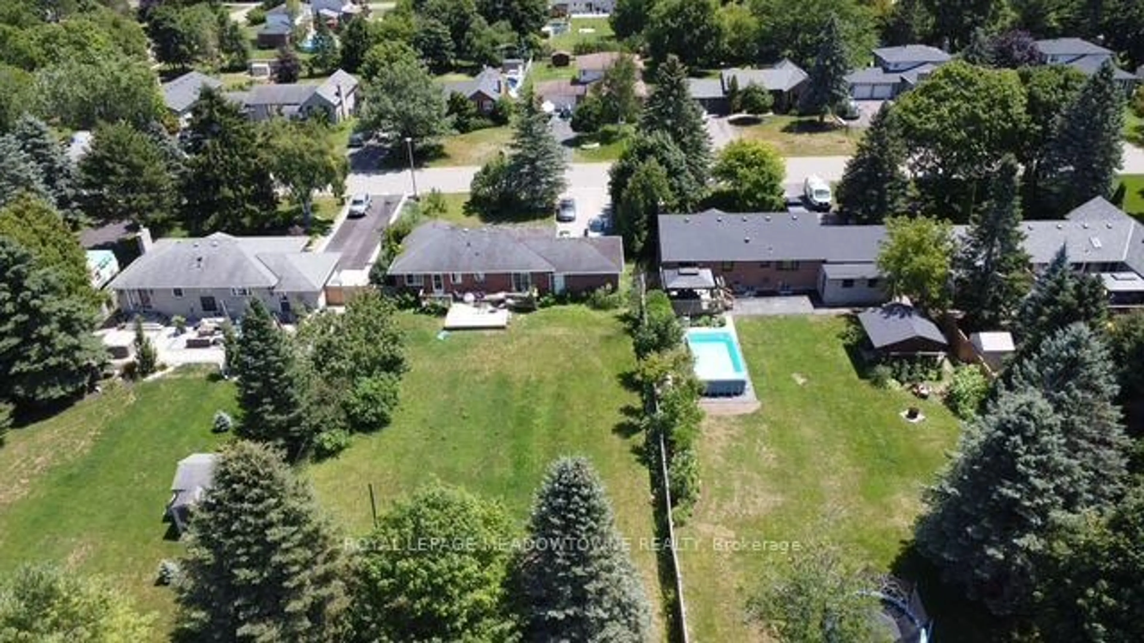 A pic from outside/outdoor area/front of a property/back of a property/a pic from drone, street for 26 Davis Dr, Caledon Ontario L7K 0C6