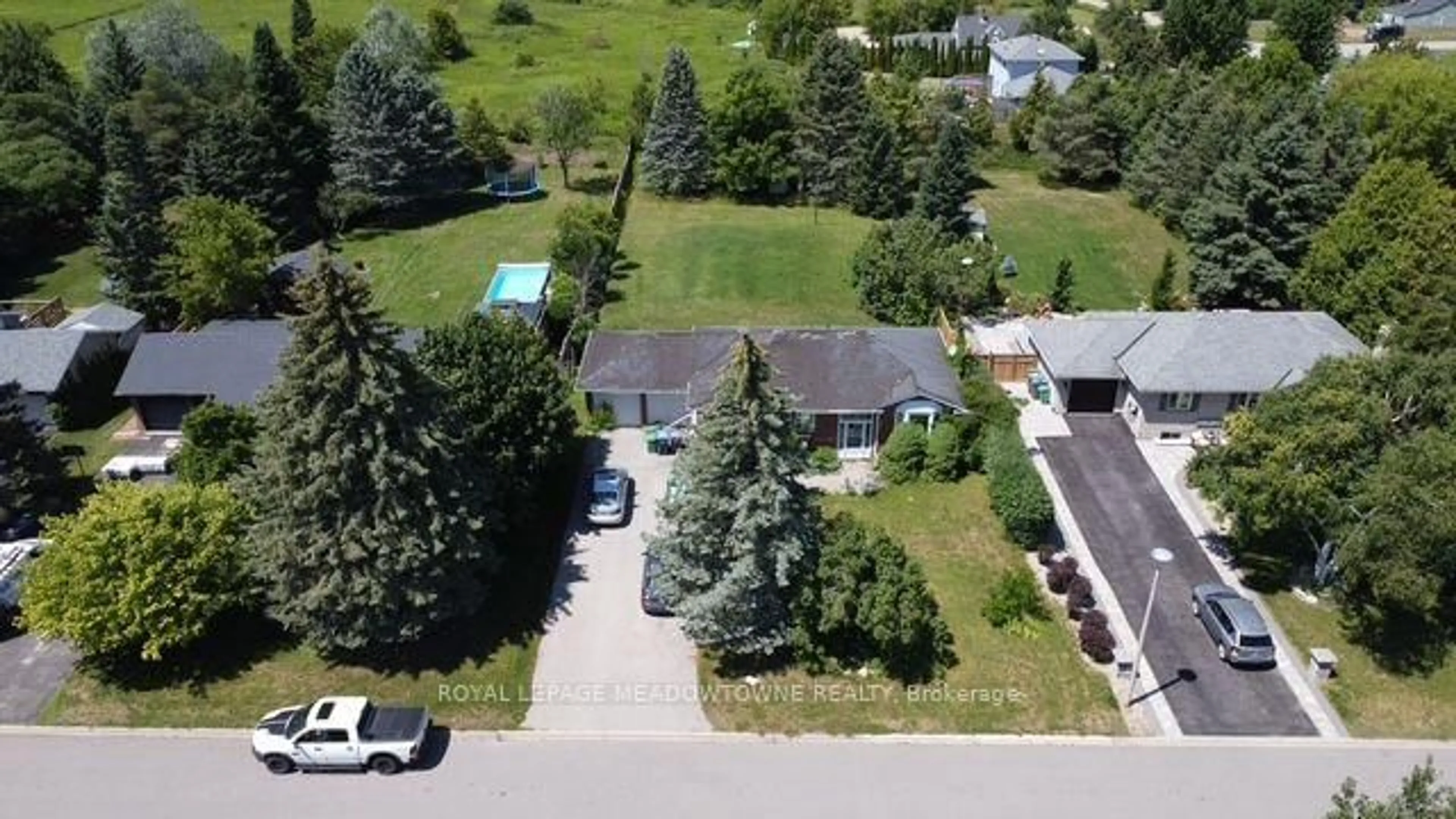 A pic from outside/outdoor area/front of a property/back of a property/a pic from drone, street for 26 Davis Dr, Caledon Ontario L7K 0C6