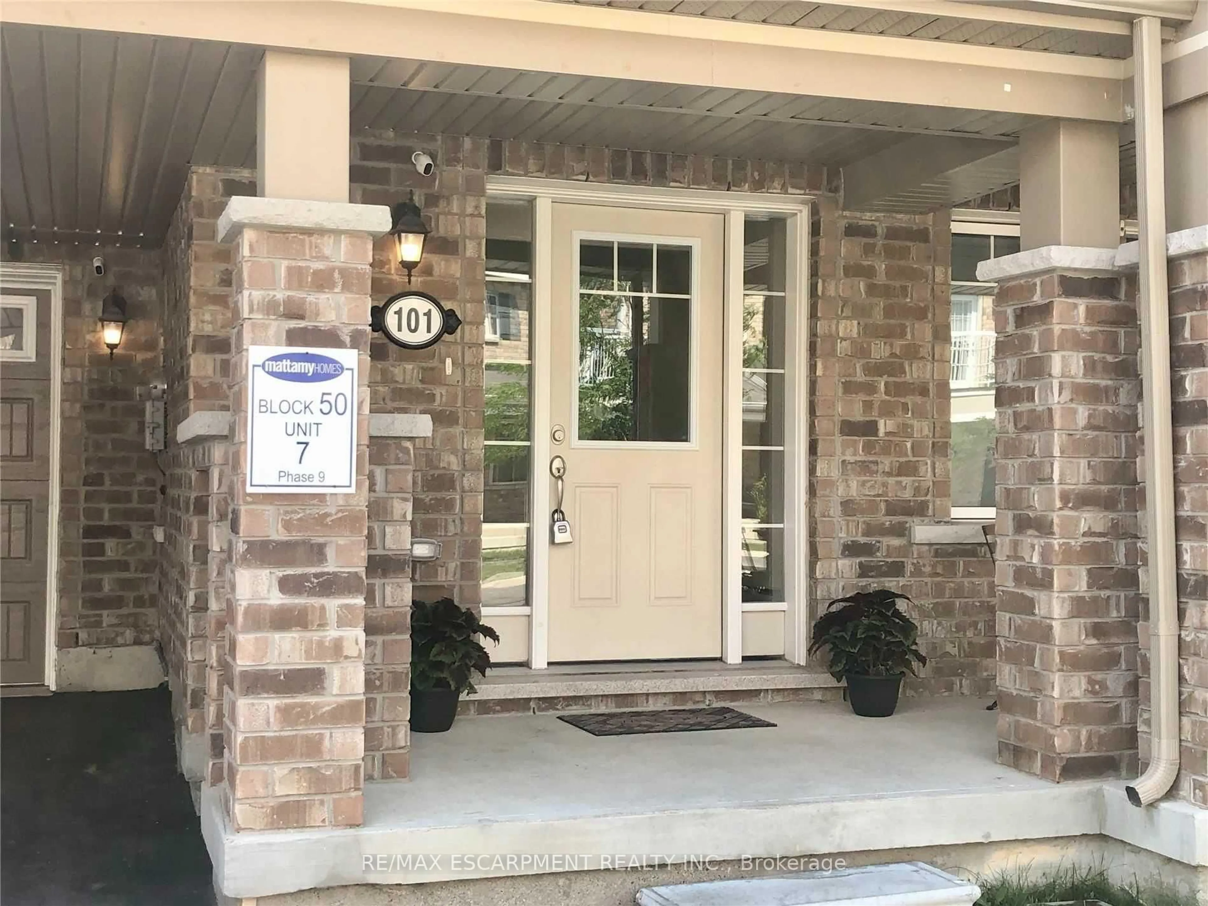 Indoor entryway for 101 Lemieux Crt, Milton Ontario L9E 1E9