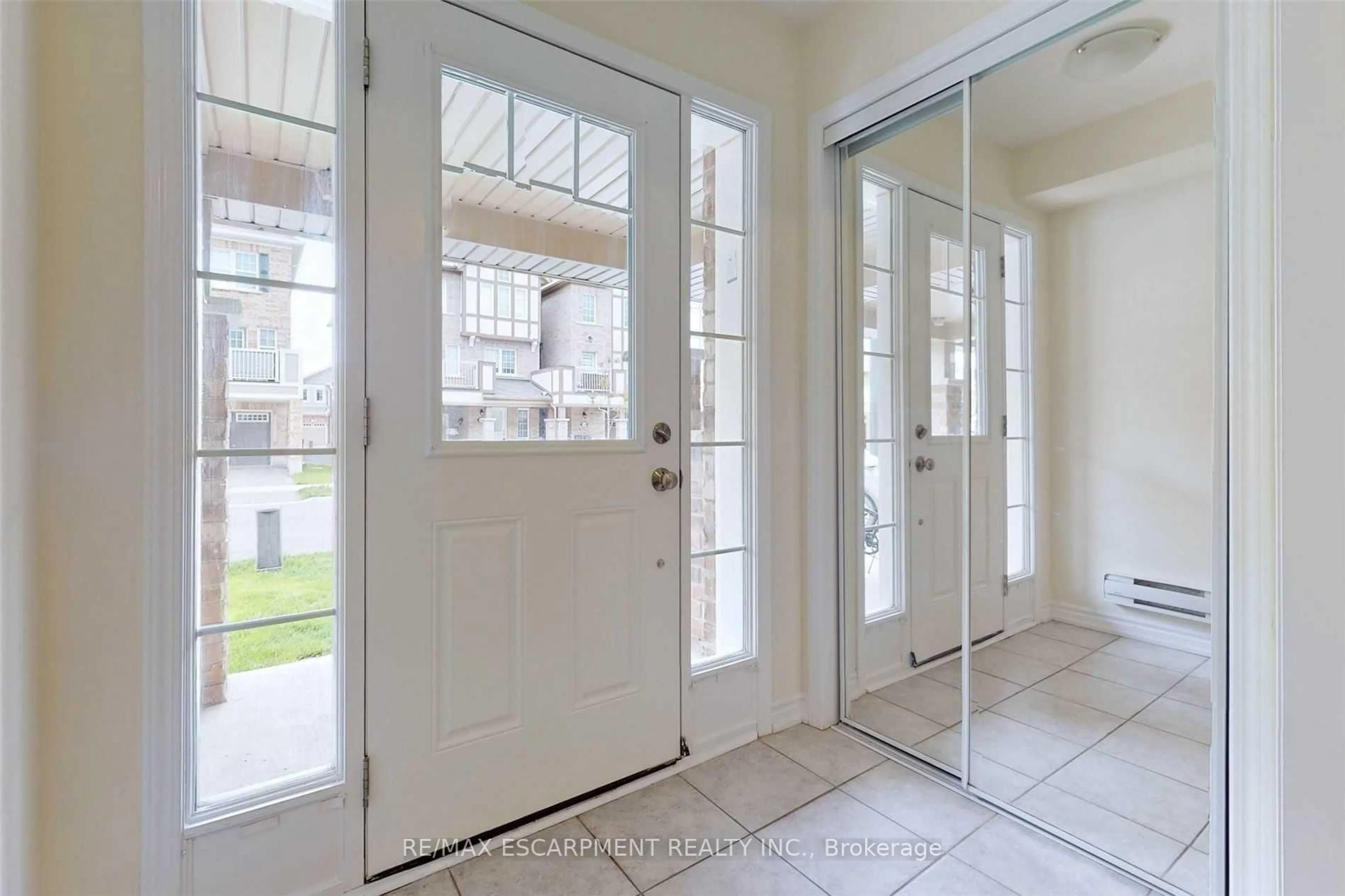 Indoor entryway for 101 Lemieux Crt, Milton Ontario L9E 1E9