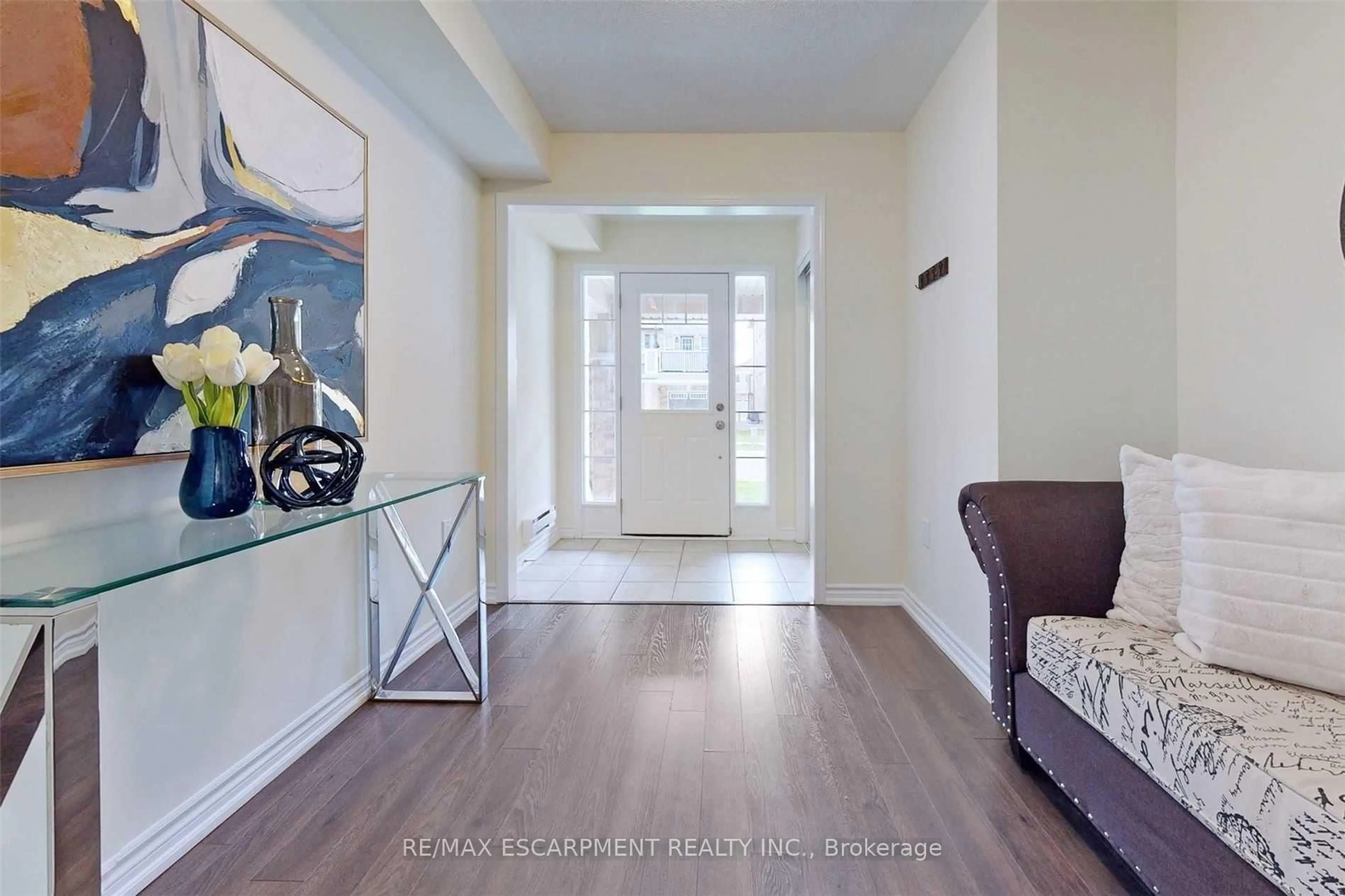 Indoor entryway for 101 Lemieux Crt, Milton Ontario L9E 1E9